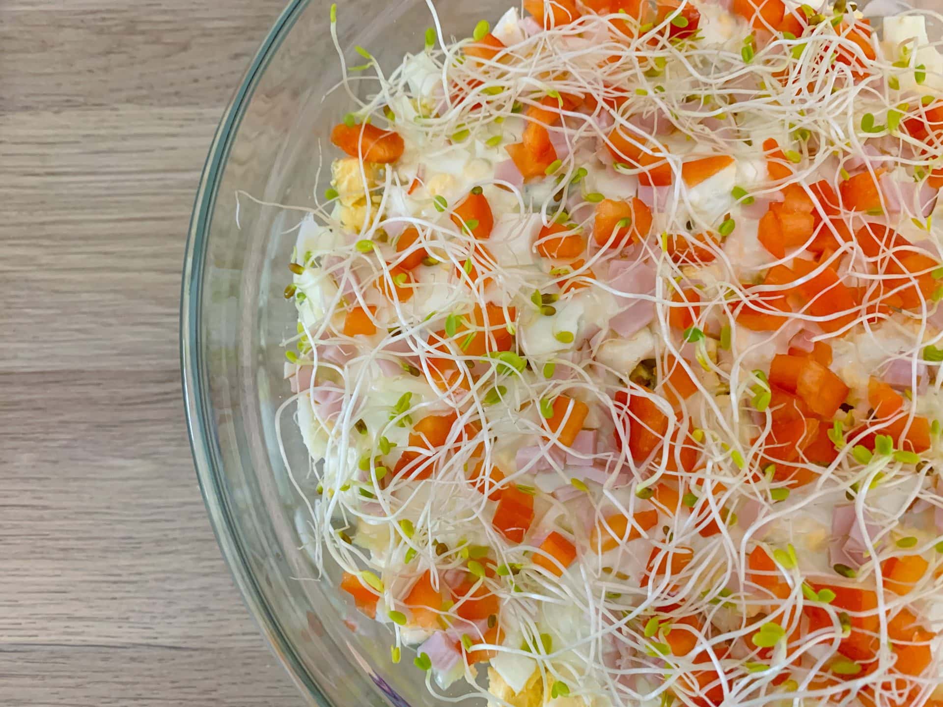 Przystawki na imprezę domową - 10 ciekawych pomysłów 10 Sałatka z ananasem