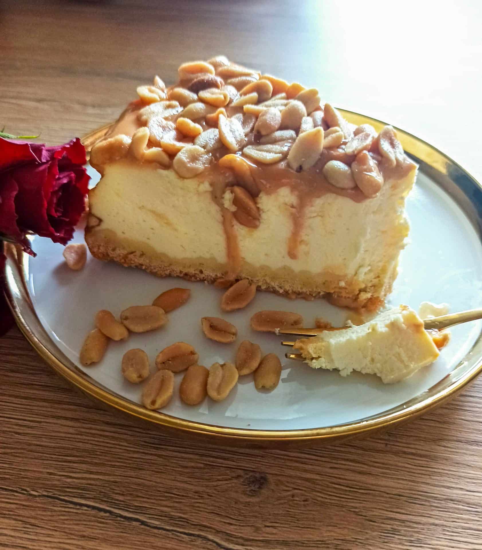 Sernik słony karmel