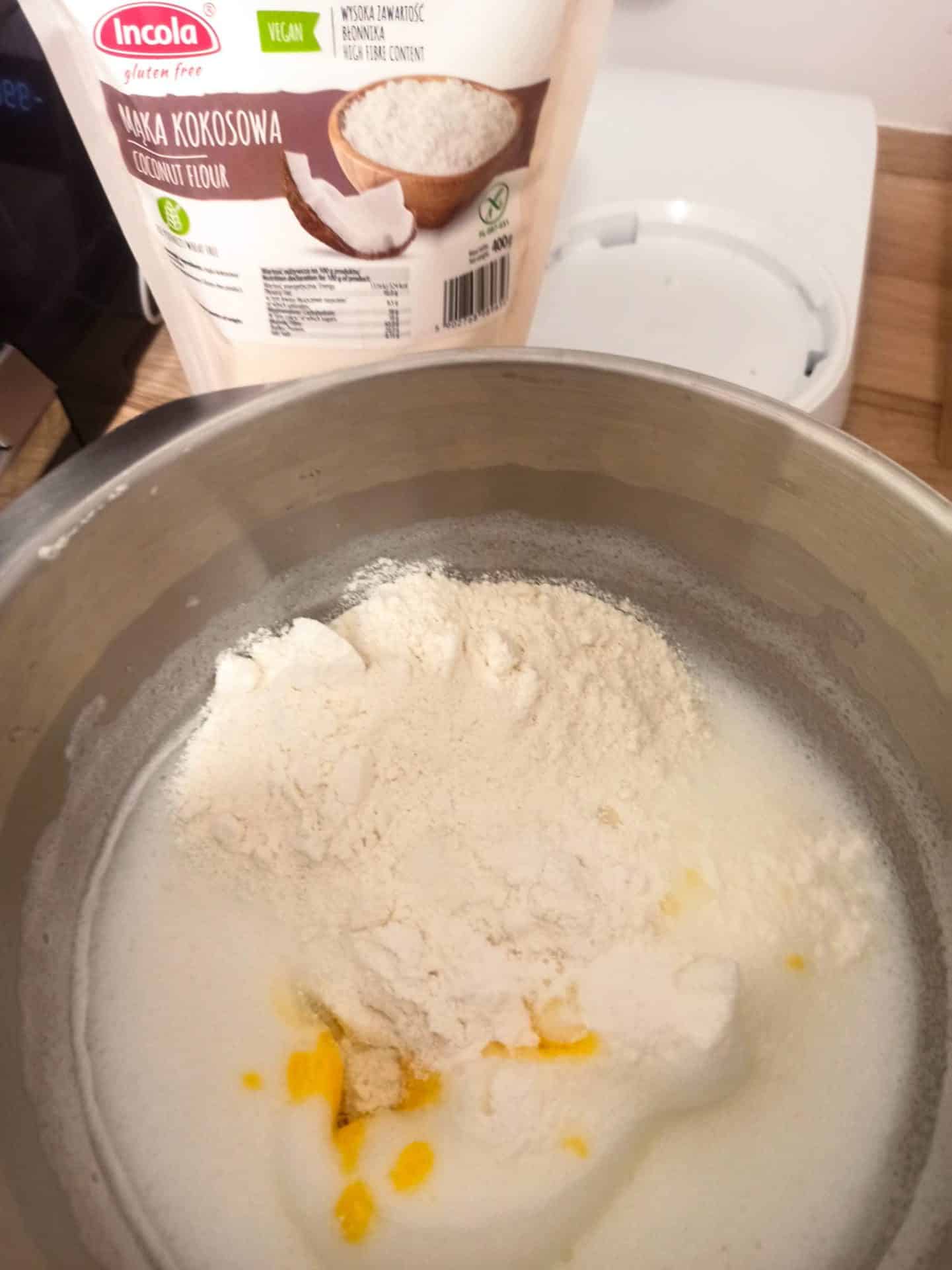 Bezglutenowe ciasto kokosowe z jabłkami