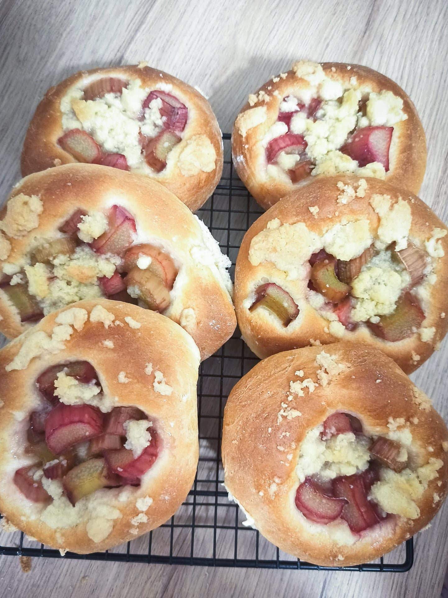 Drożdżówki z rabarbarem