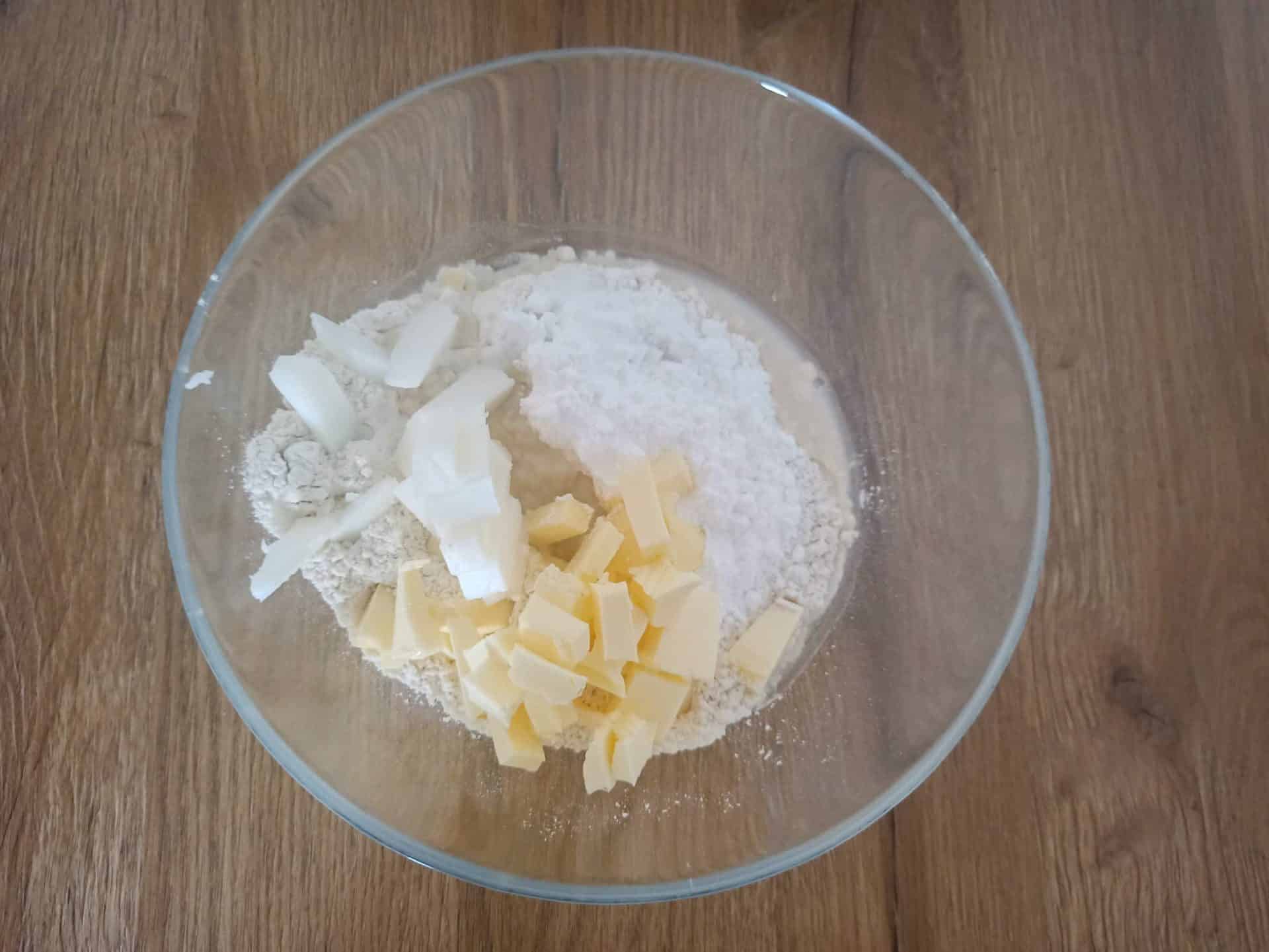 Tarta z budyniem i truskawkami