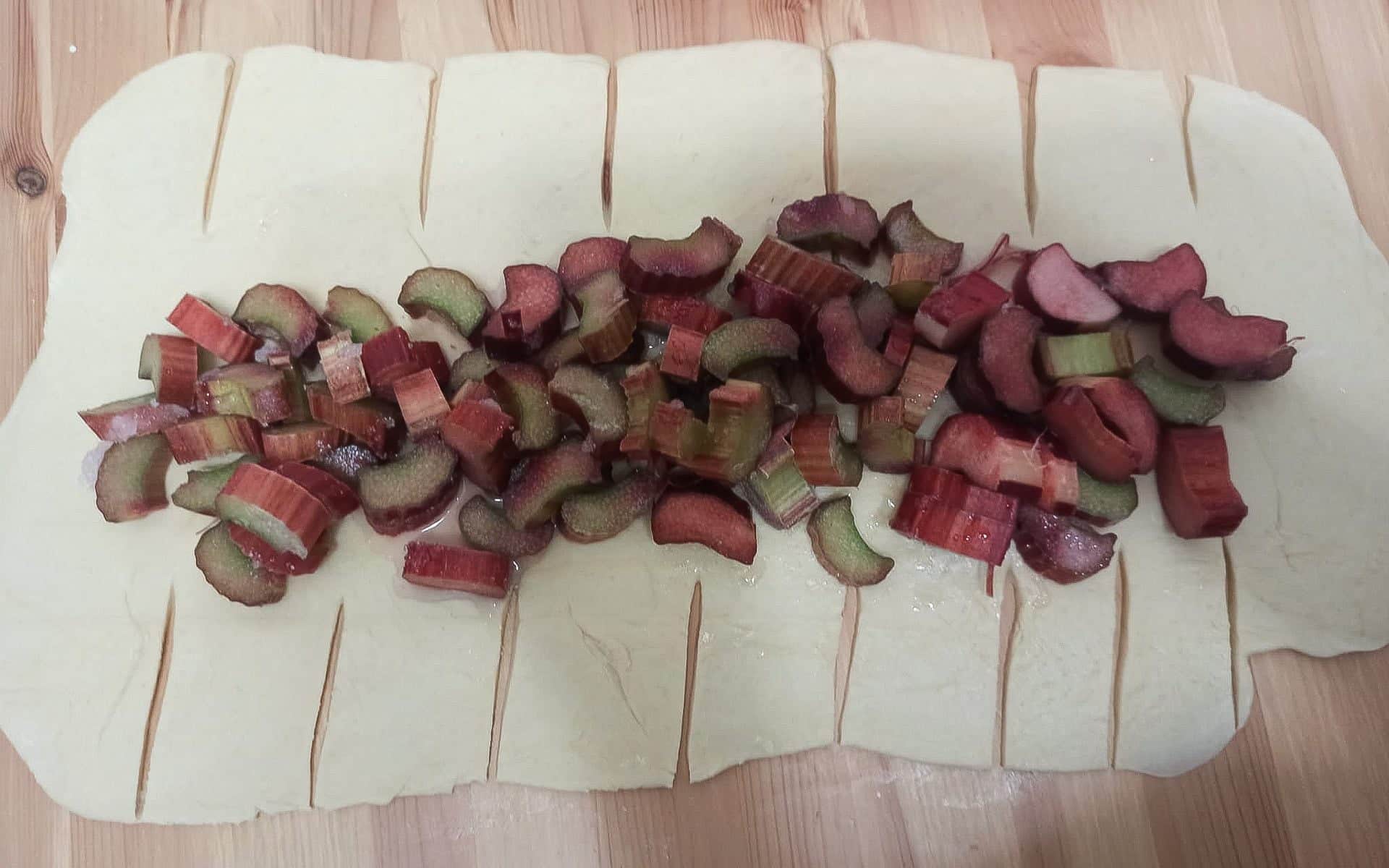 Strucla z rabarbarem