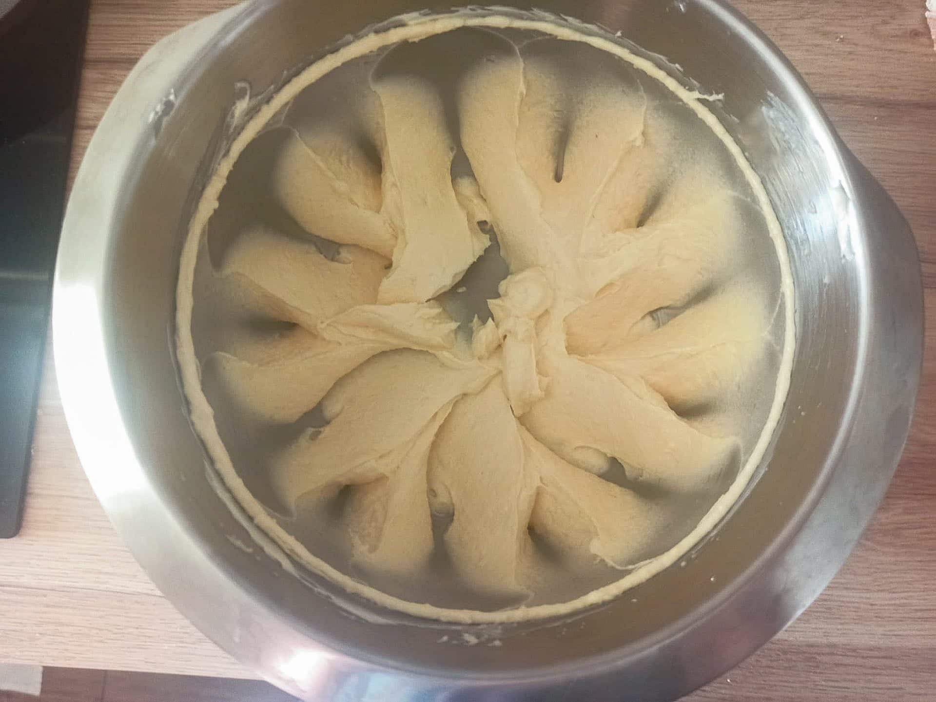 Tarta z budyniem i truskawkami