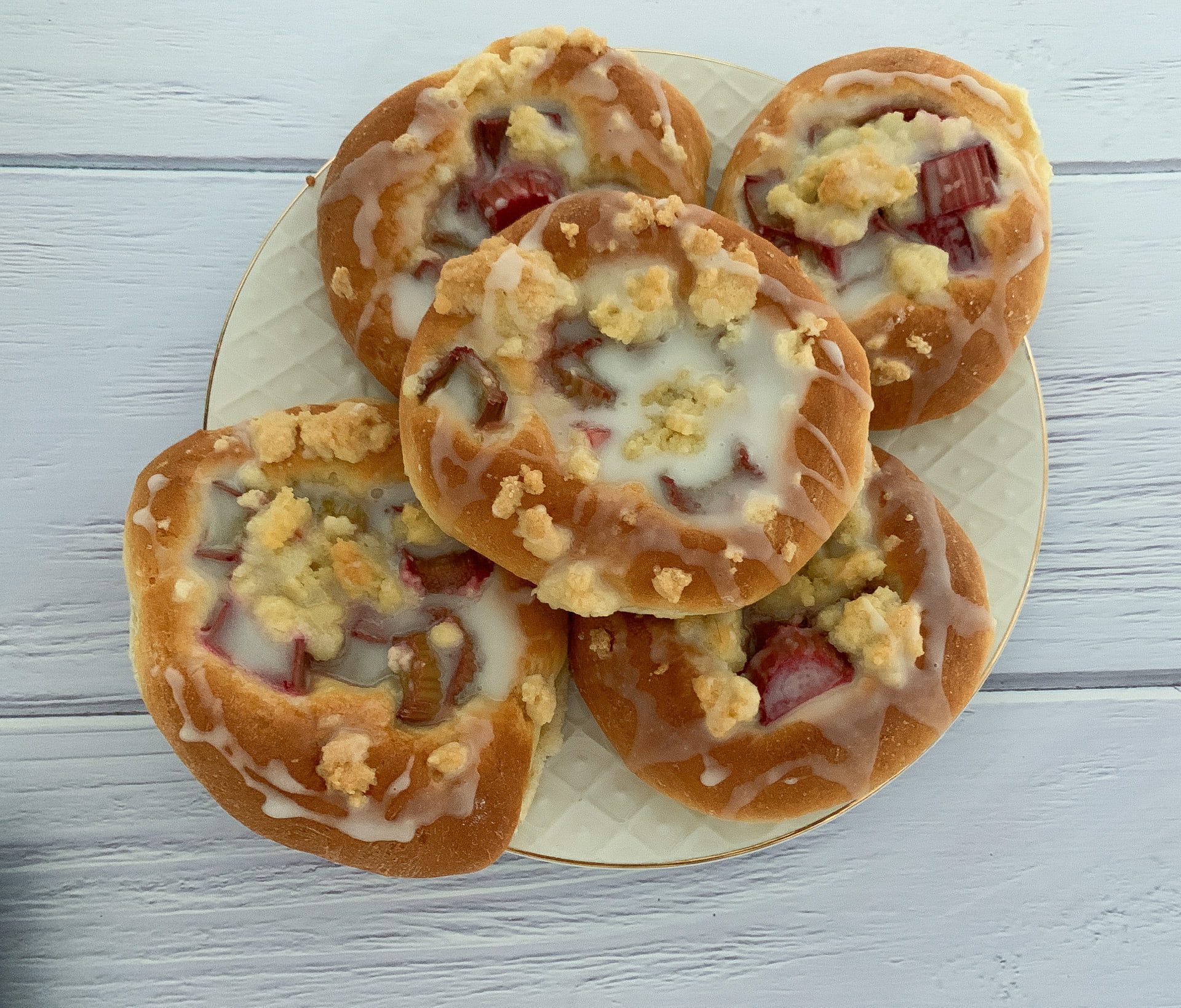 Drożdżówki z rabarbarem