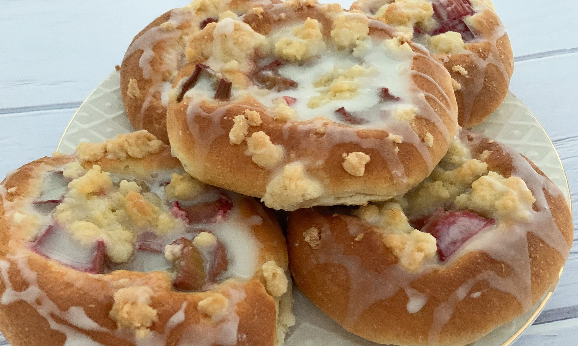 Drożdżówki z rabarbarem