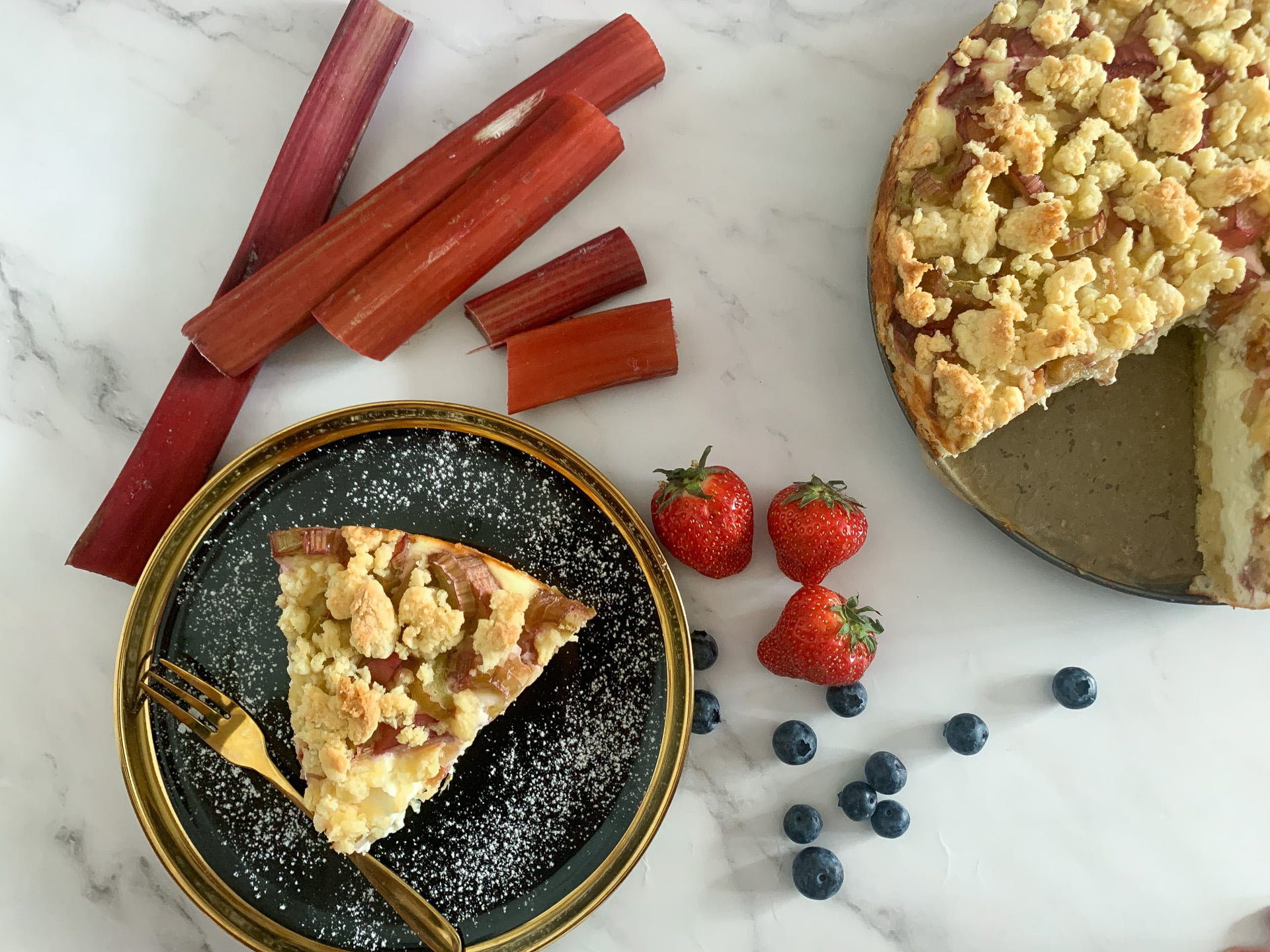Ciasto serowe z rabarbarem