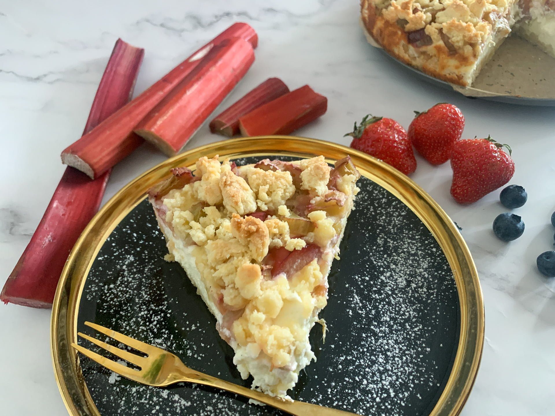 Ciasto serowe z rabarbarem