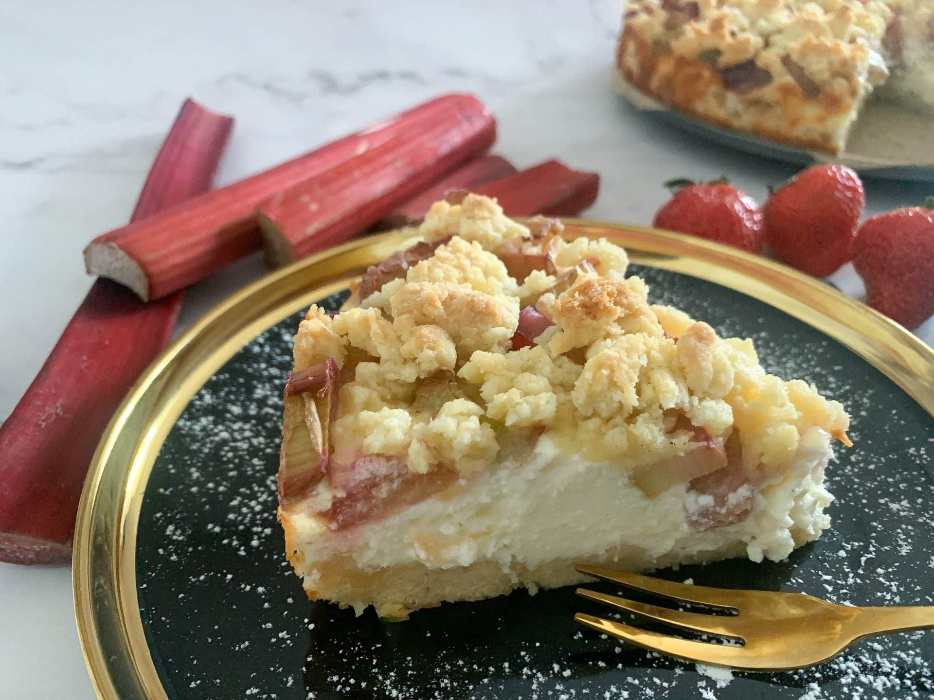 Ciasto serowe z rabarbarem