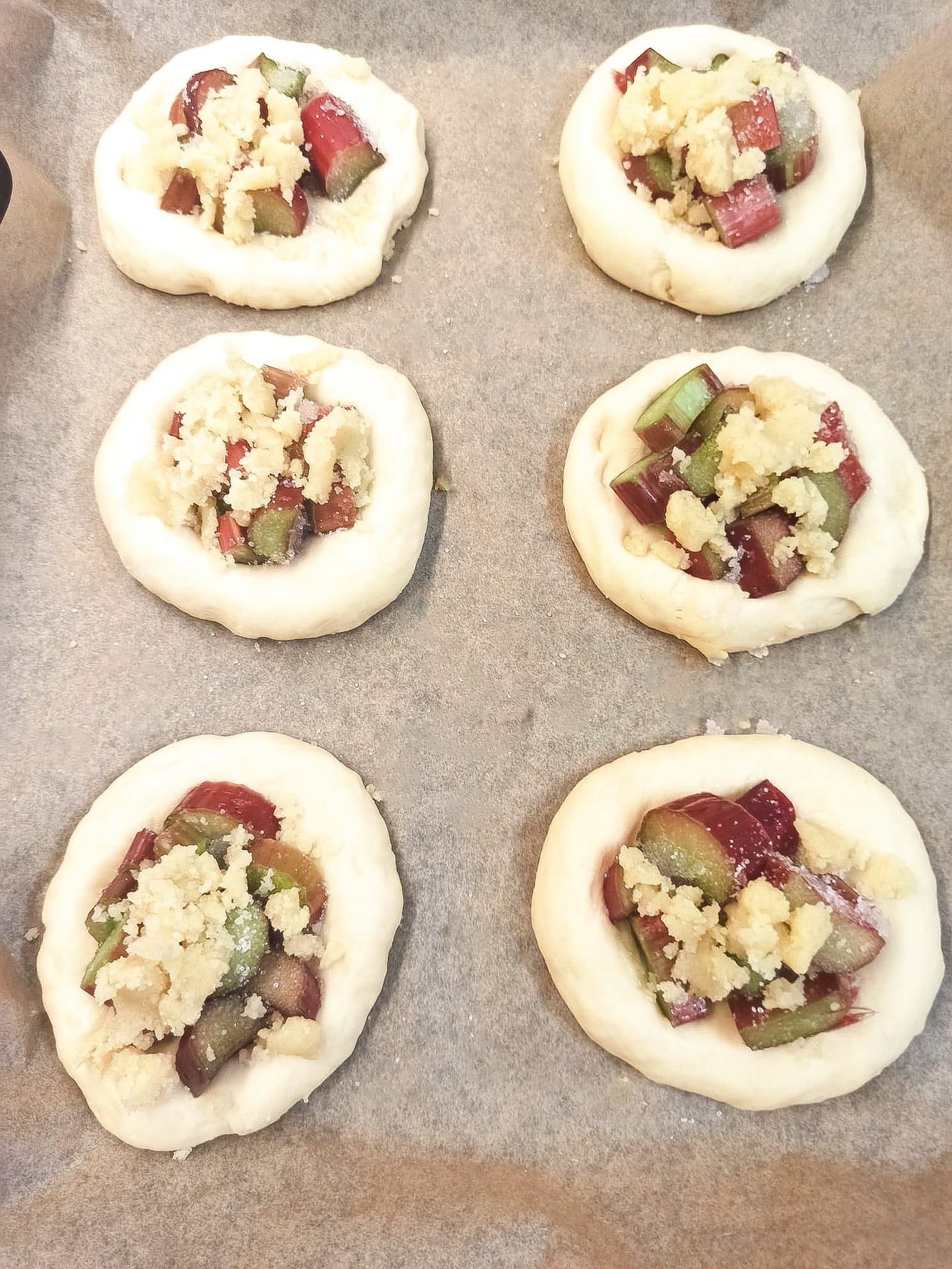 Drożdżówki z rabarbarem