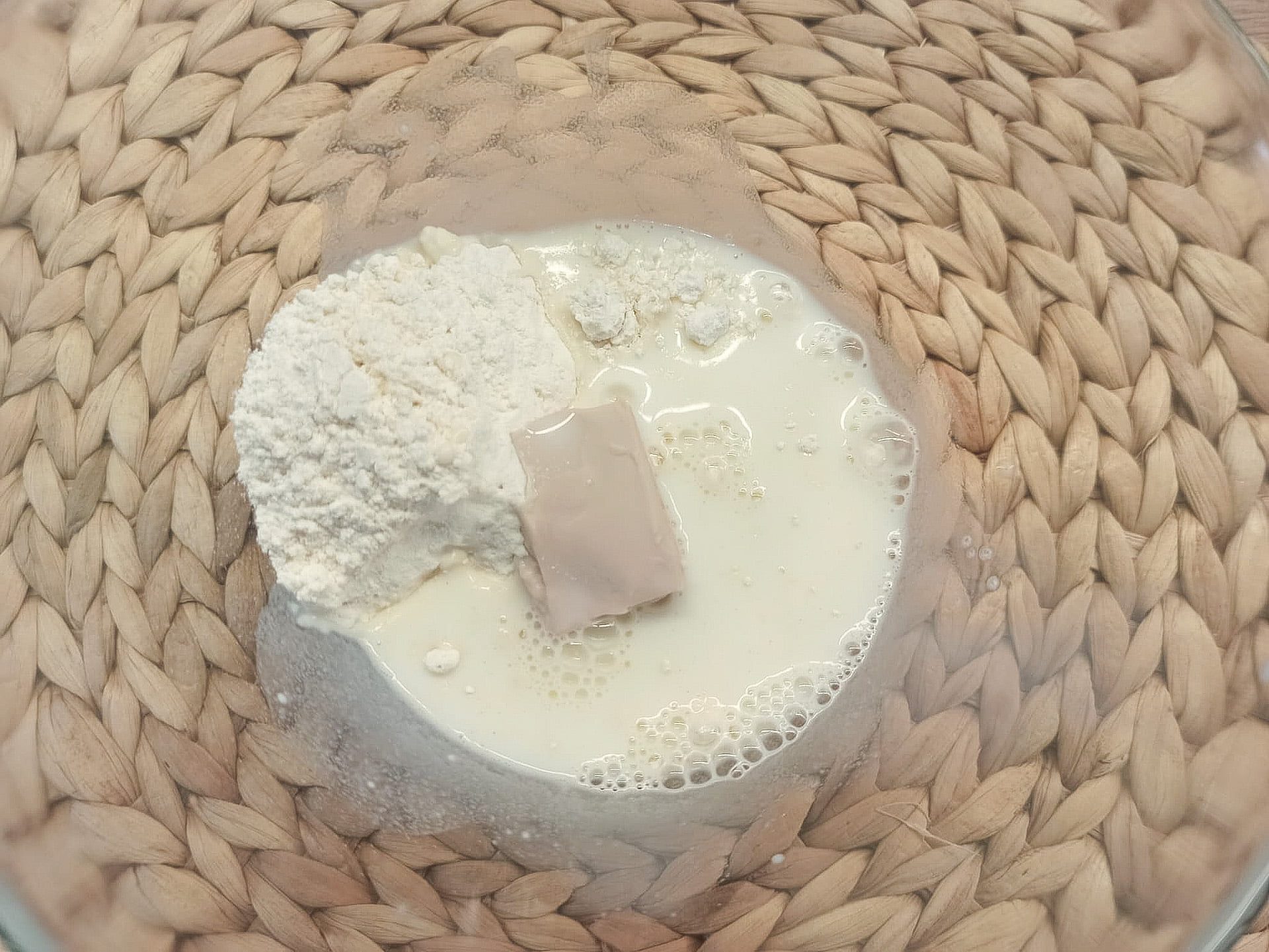 Drożdżówki z rabarbarem