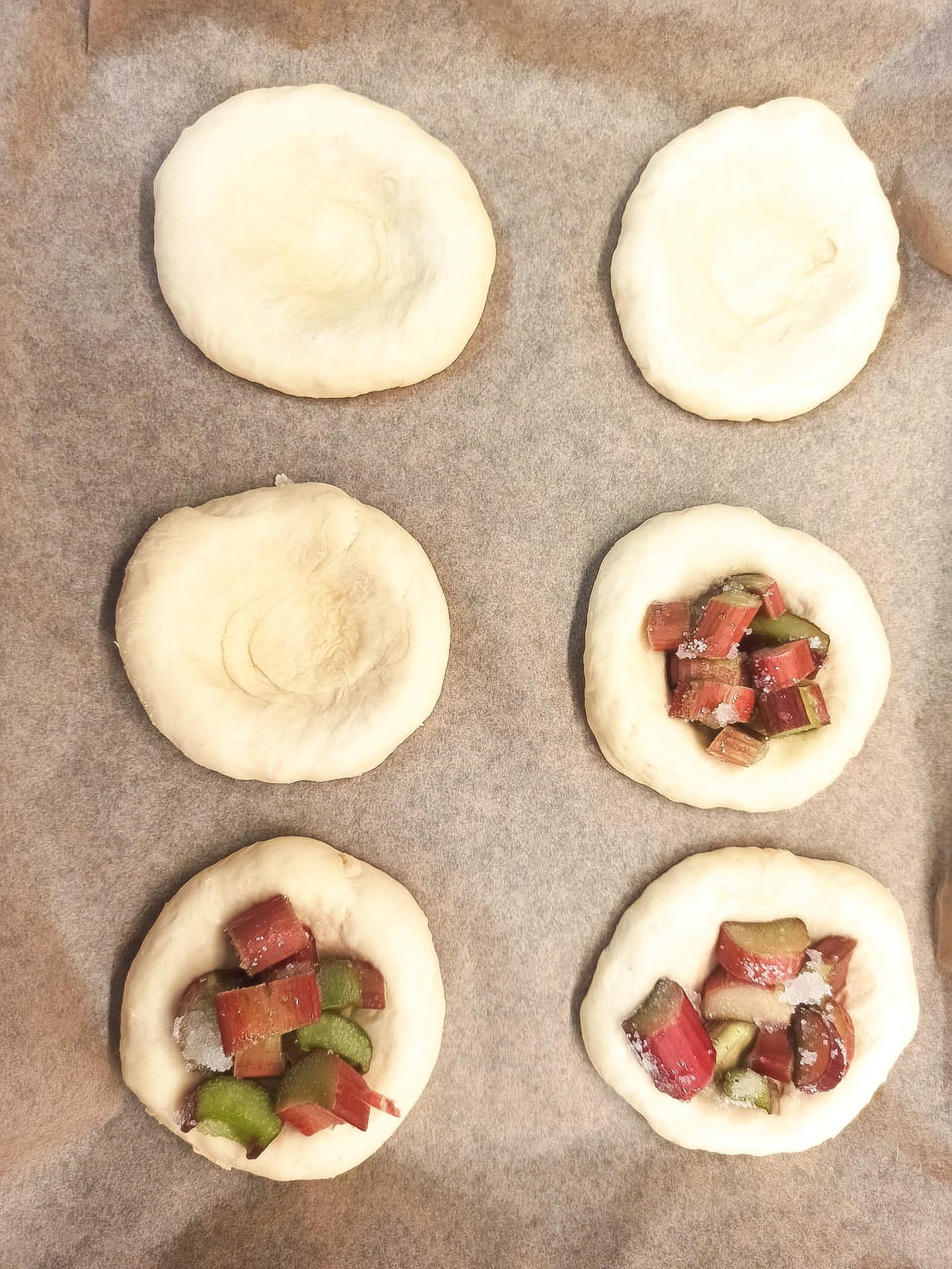 Drożdżówki z rabarbarem