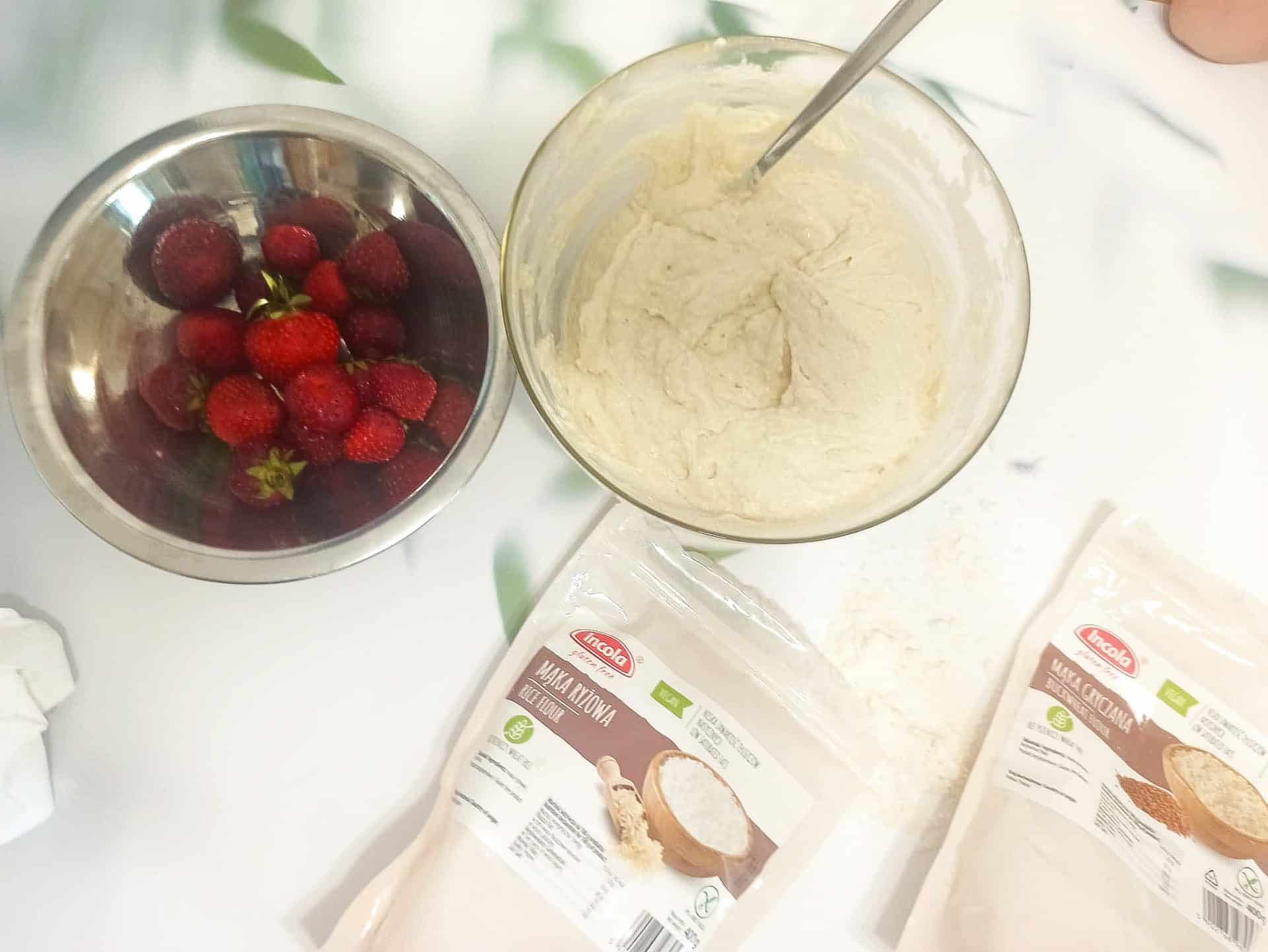 Bezglutenowe placuszki z truskawkami