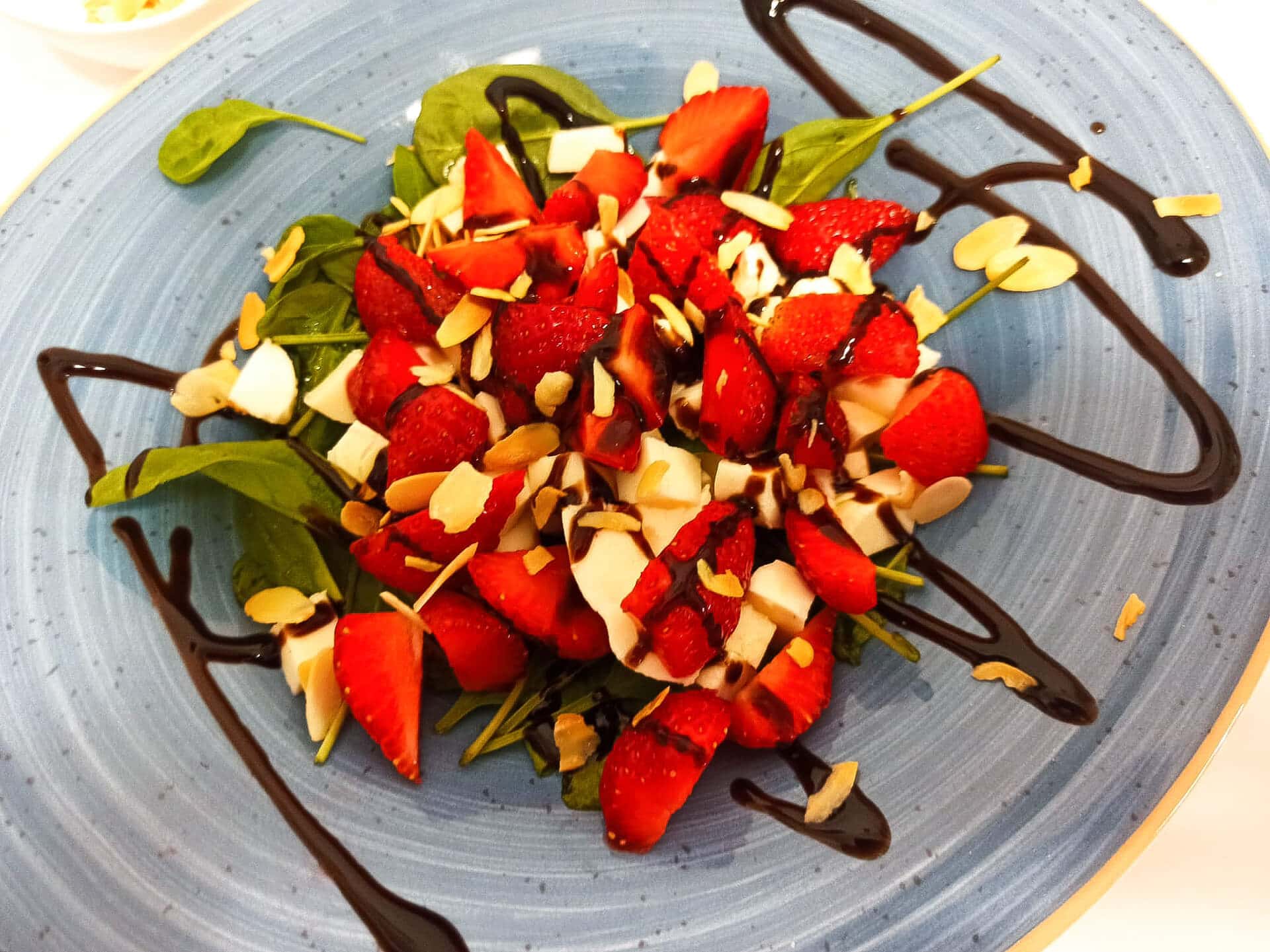 Sałatka z truskawkami i szpinakiem