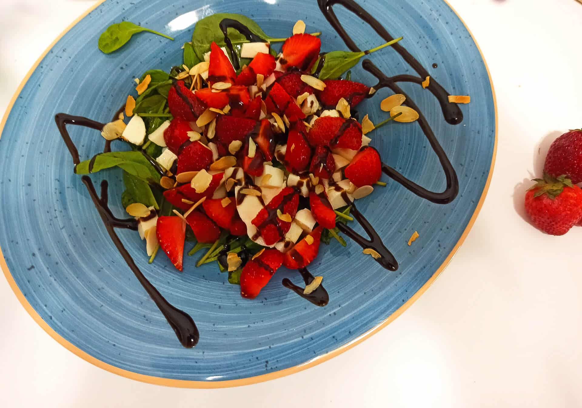 Sałatka z truskawkami i szpinakiem