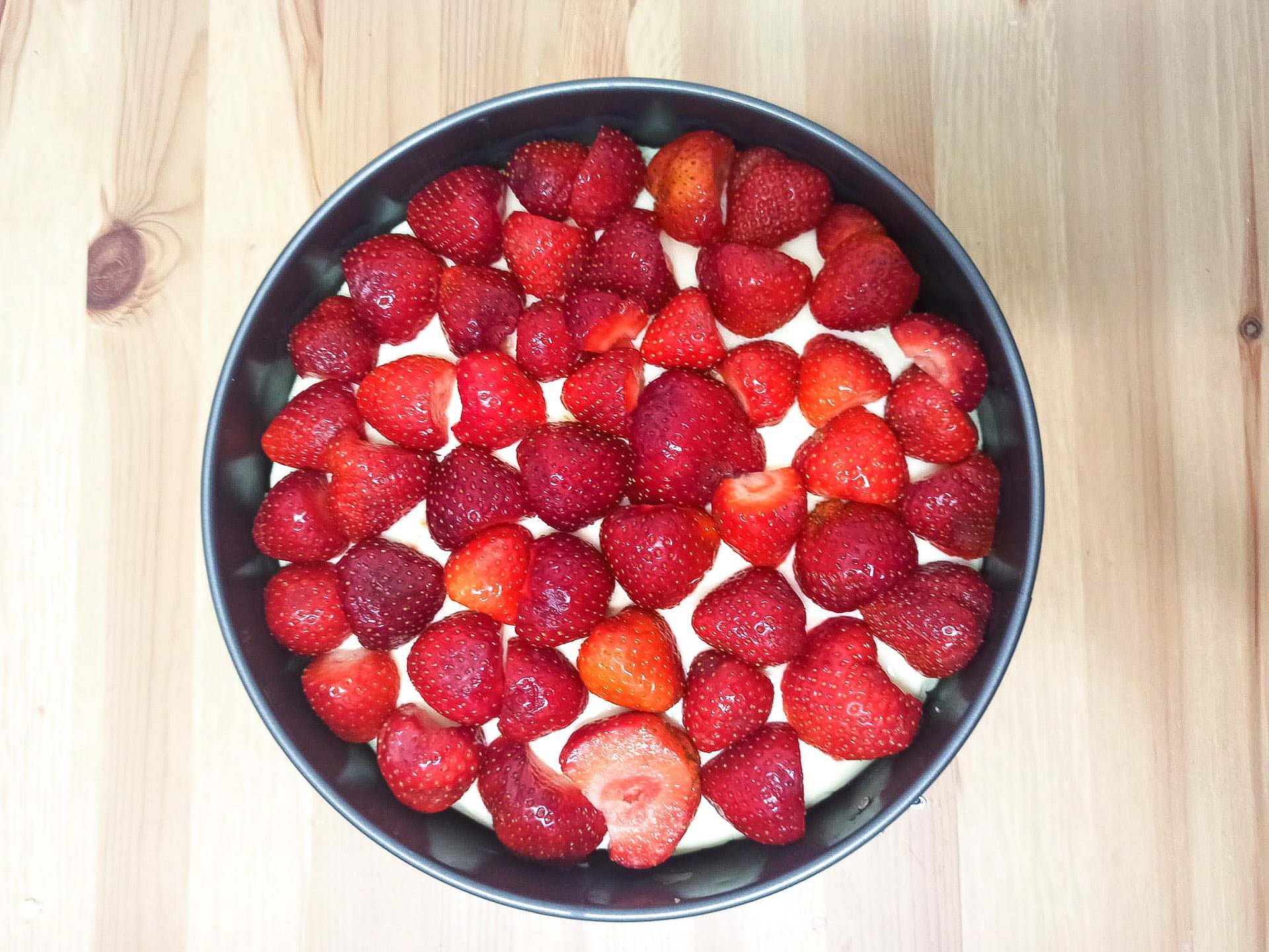 Sernik na zimno z truskawkami