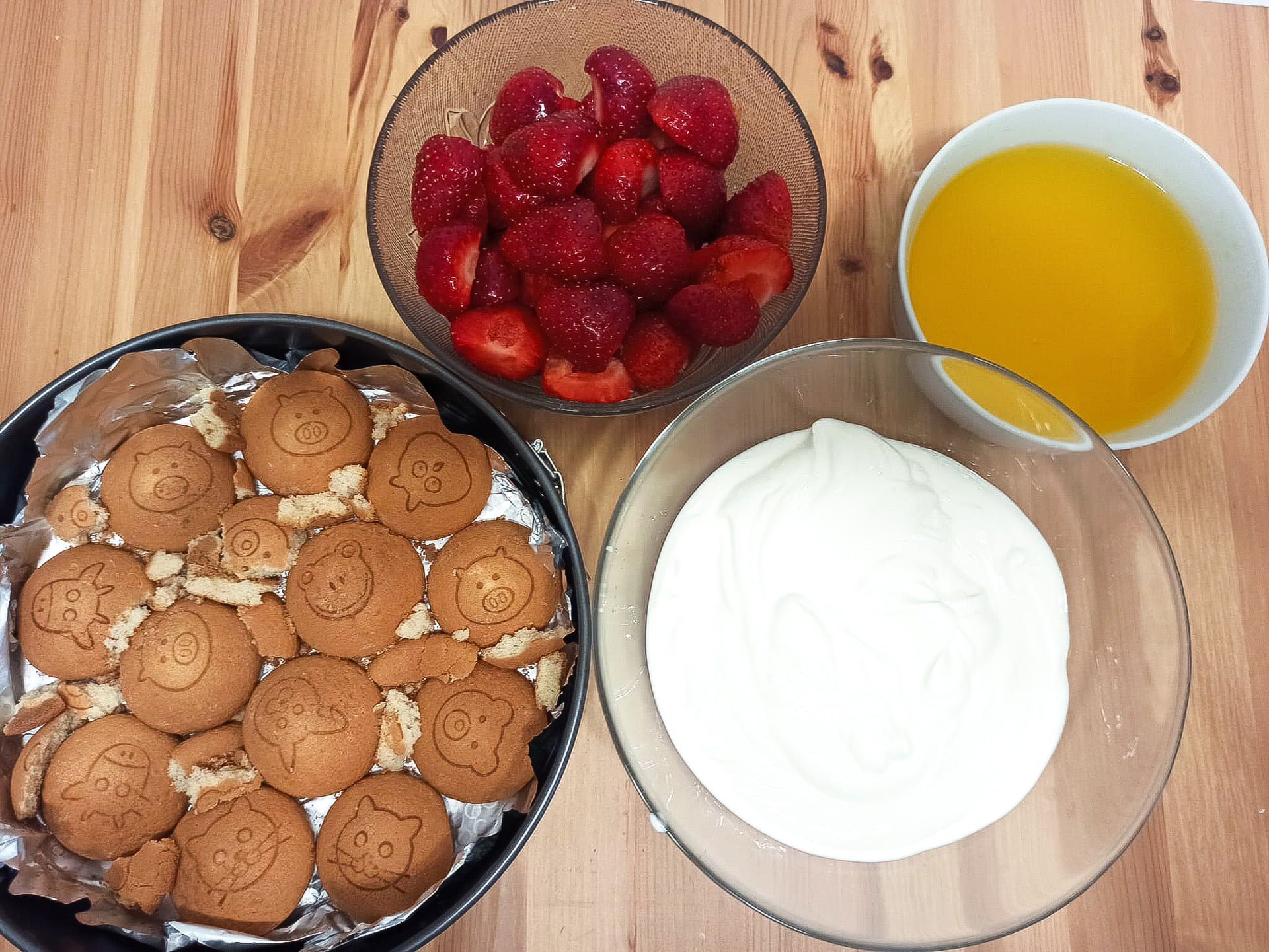 Sernik na zimno z truskawkami