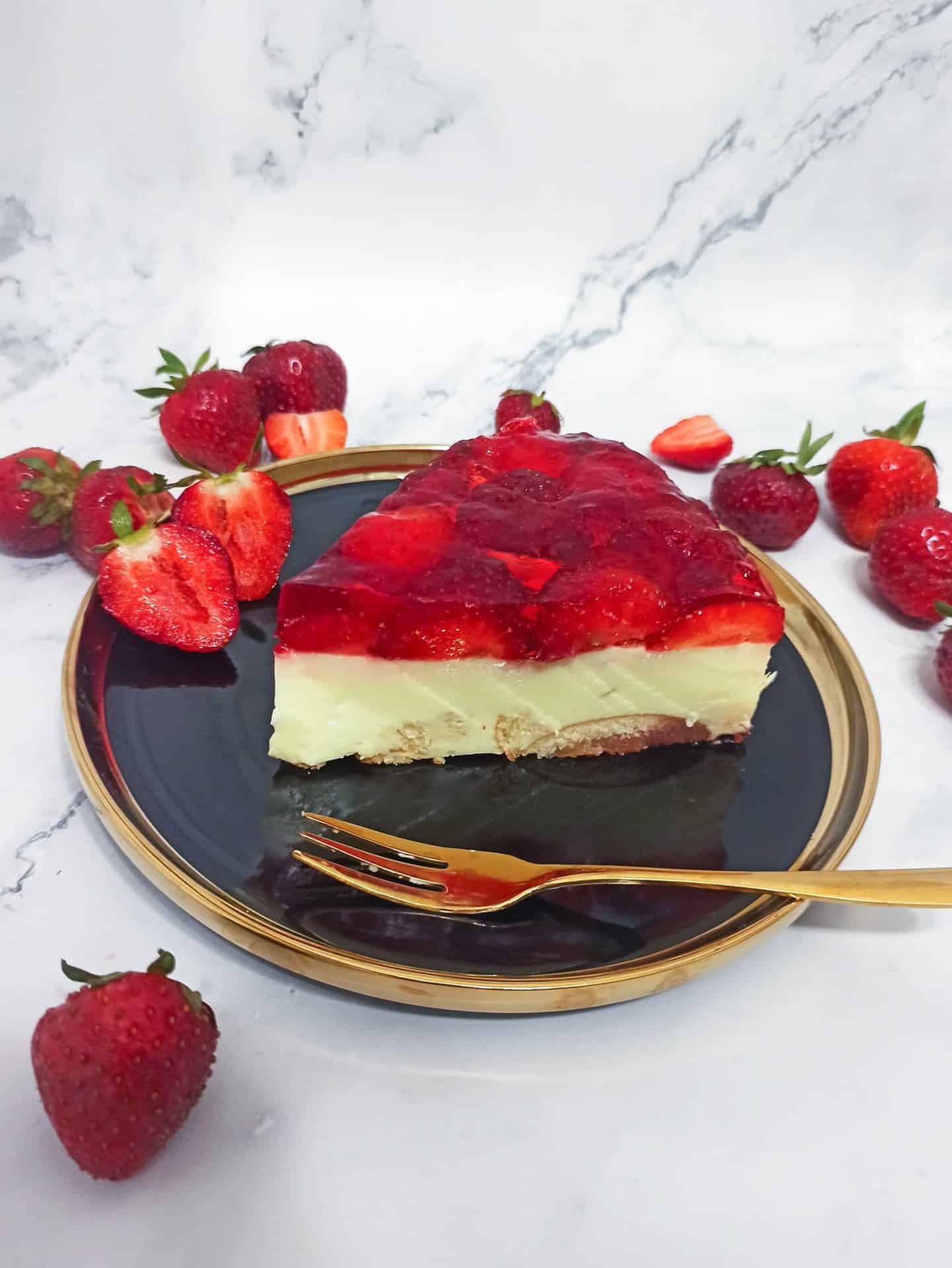 Sernik na zimno z truskawkami