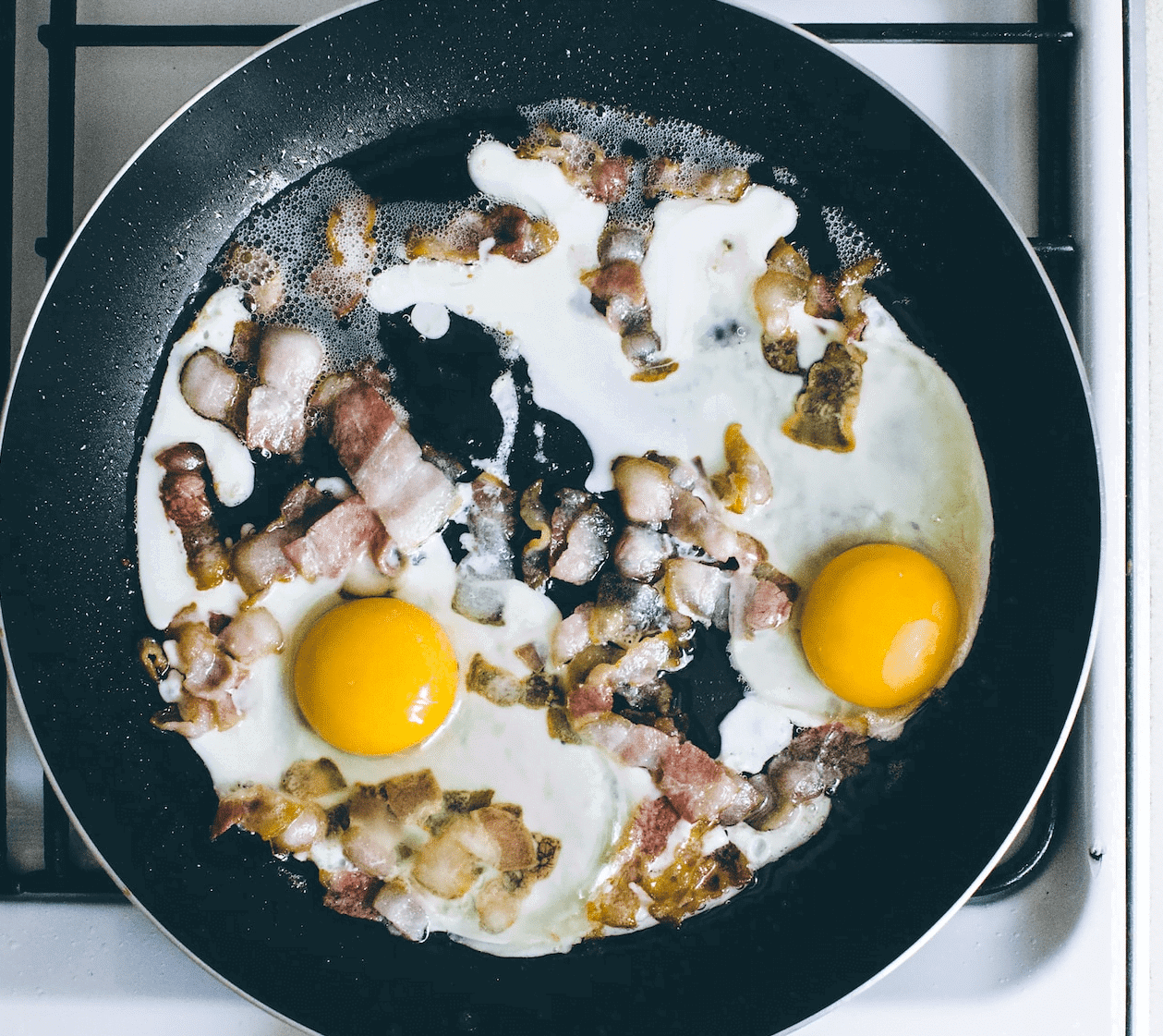 Śniadanie z jajkiem na boczku