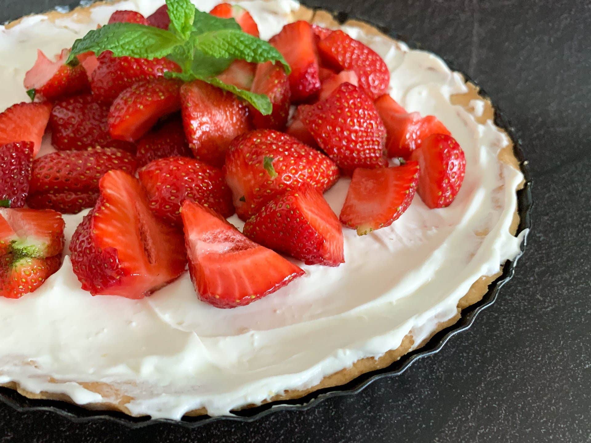 Tarta z truskawkami i kremem mascarpone