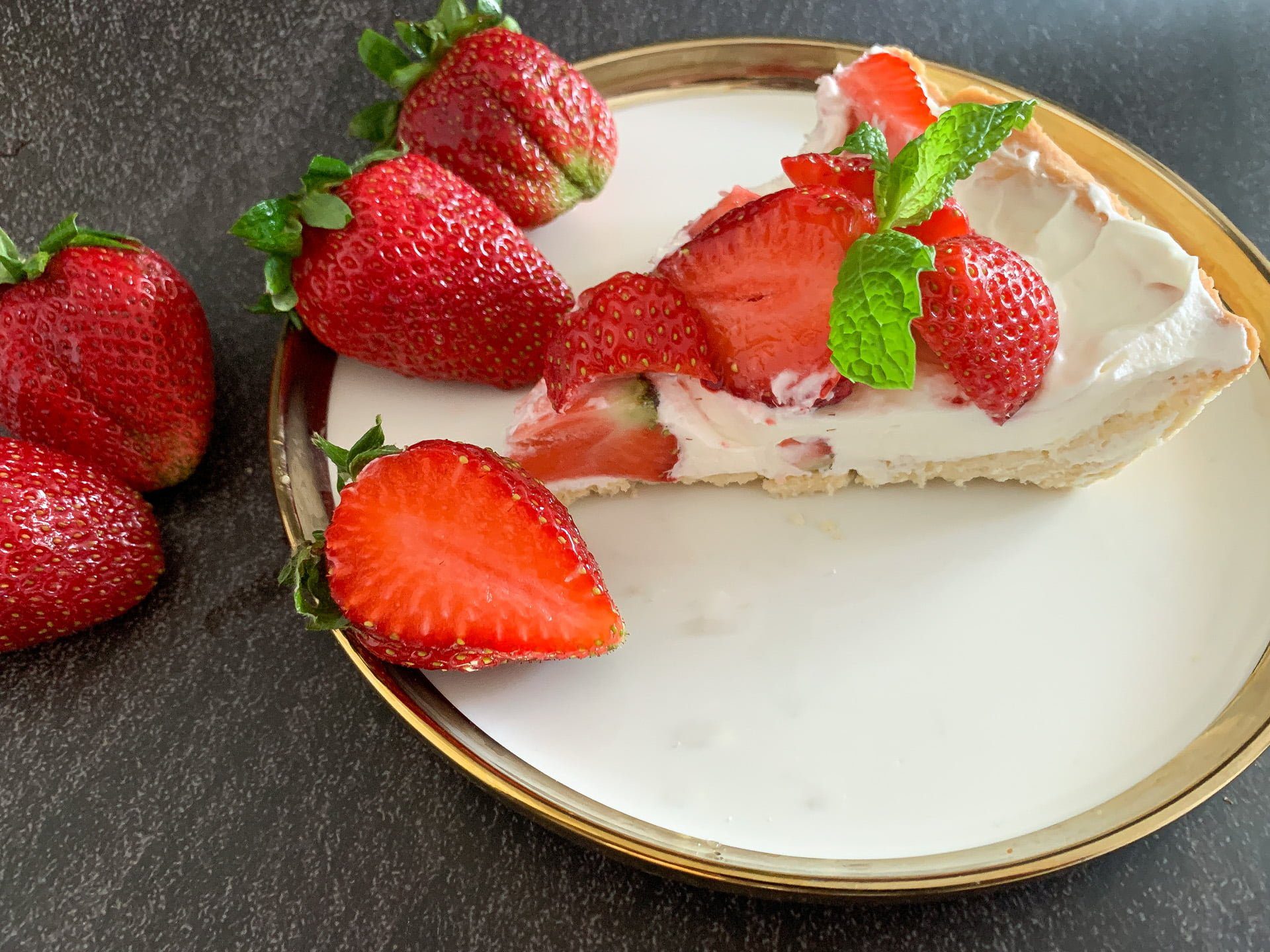 Tarta z truskawkami i kremem mascarpone