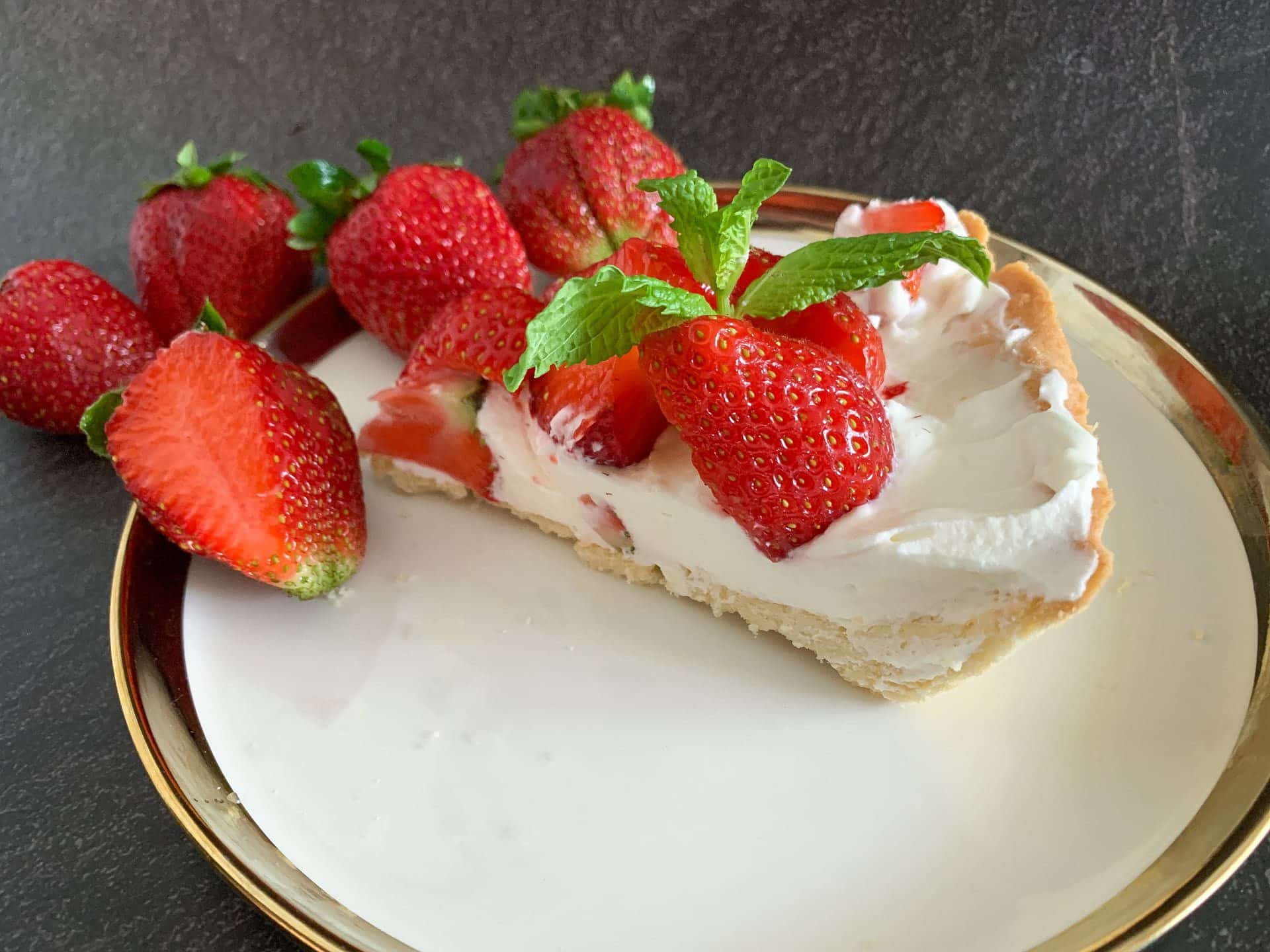 Tarta z truskawkami i kremem mascarpone