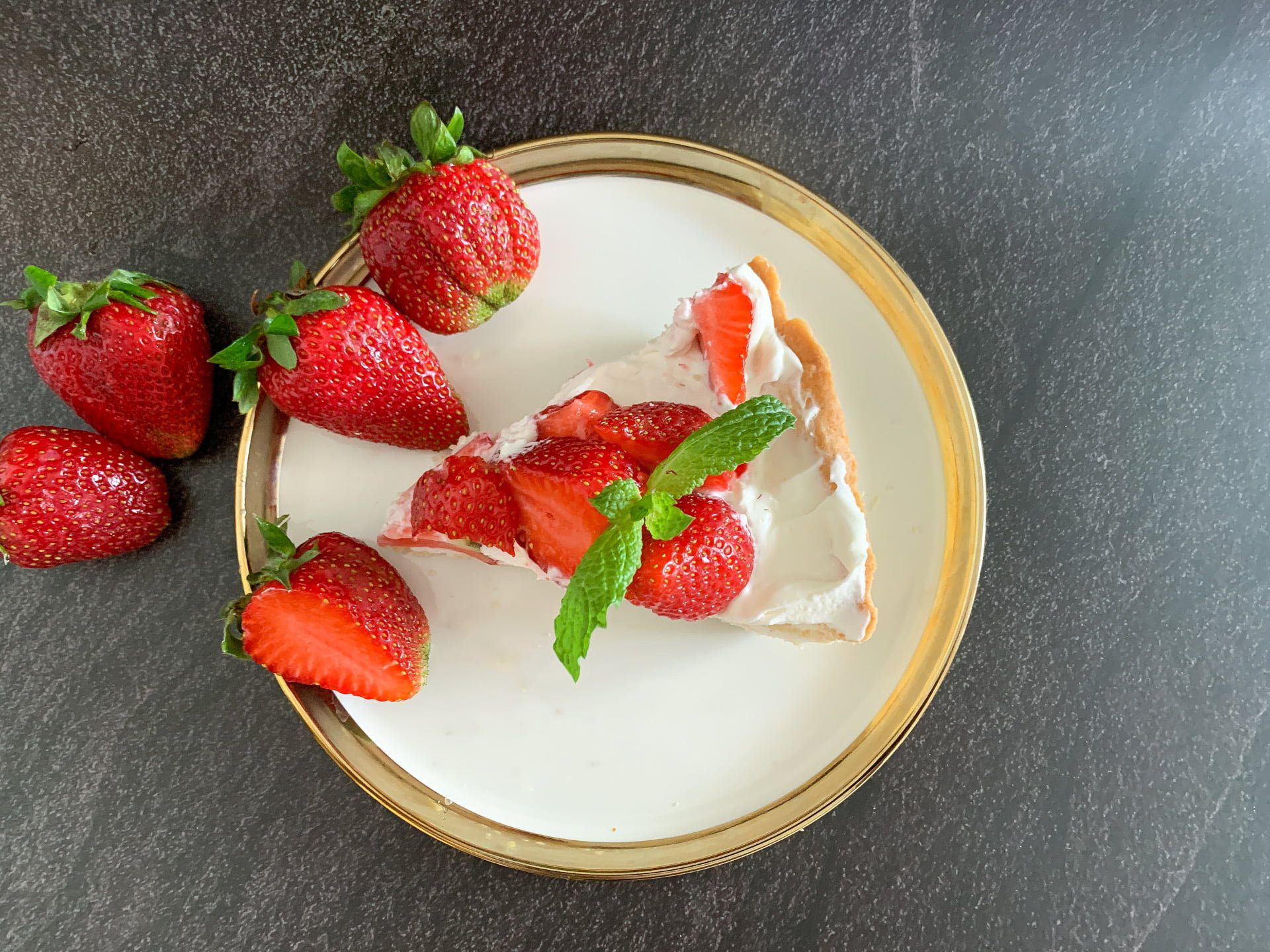 Tarta z truskawkami i kremem mascarpone