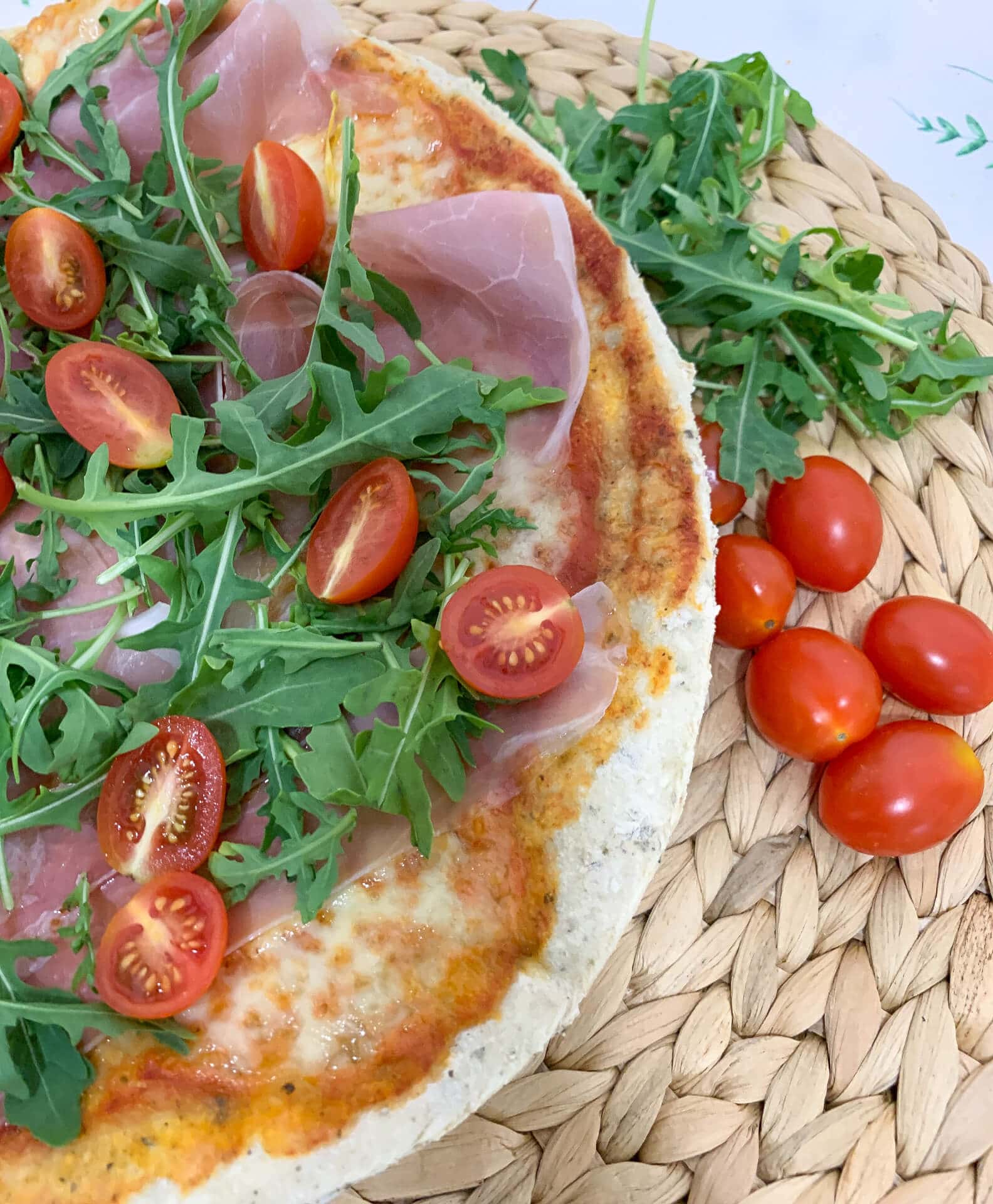 Pizza z płatków owsianych - Pizza prosciutto crudo e rucola