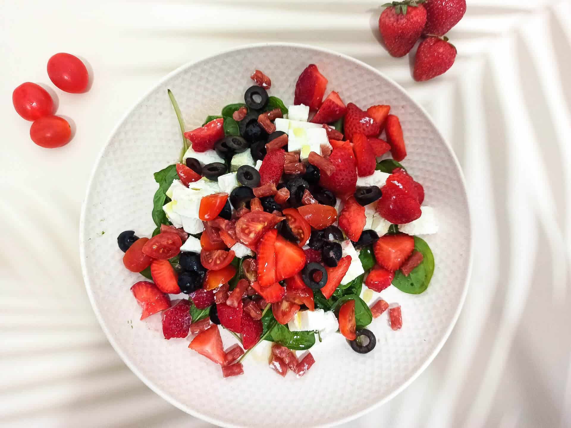 Sałatka z truskawkami i kabanosem