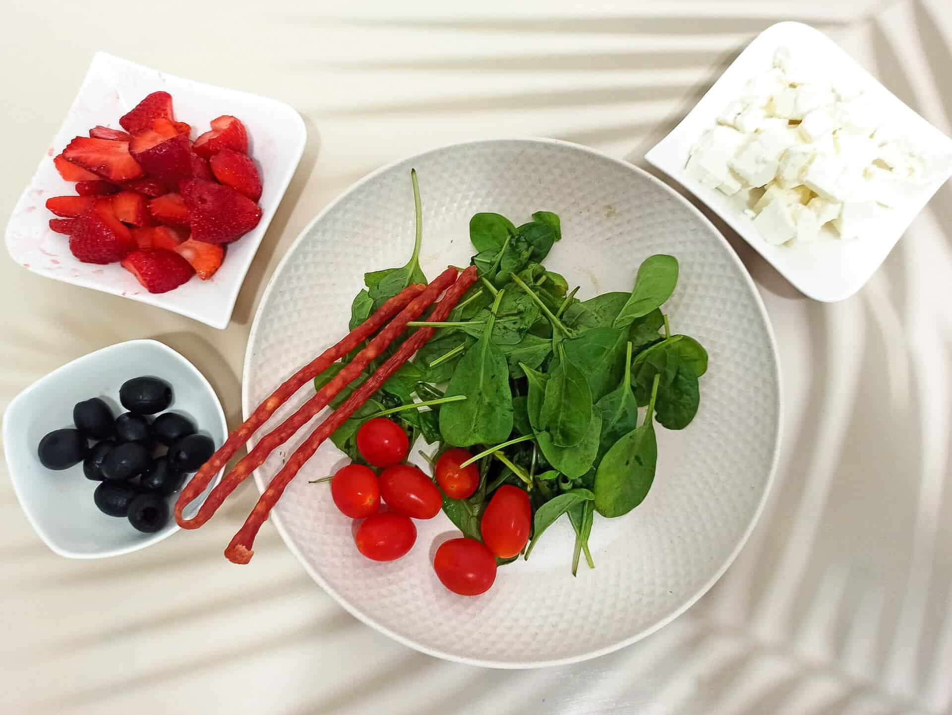 Sałatka z truskawkami i kabanosem