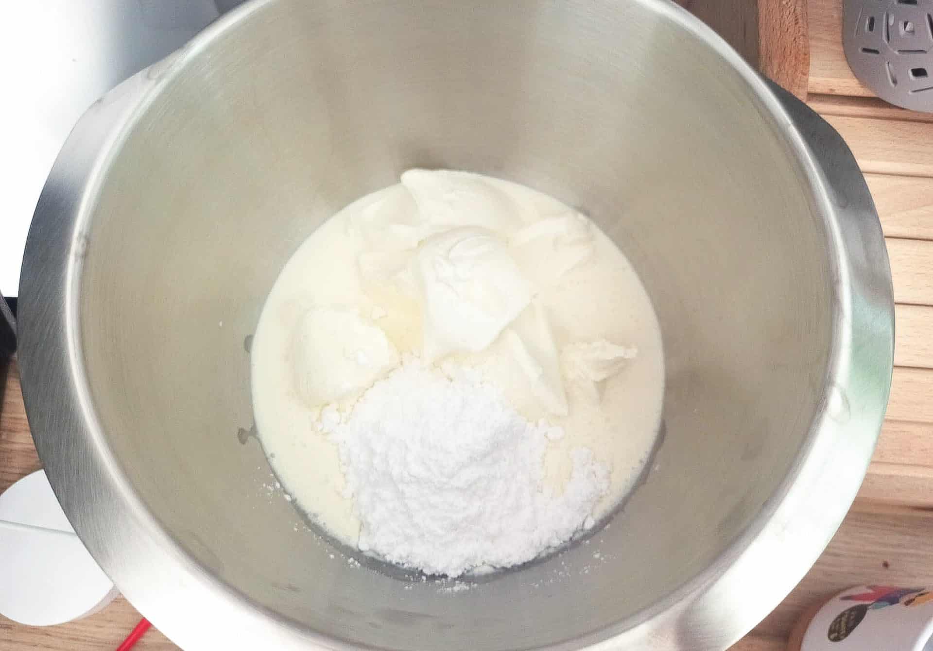 Tarta z truskawkami i kremem mascarpone