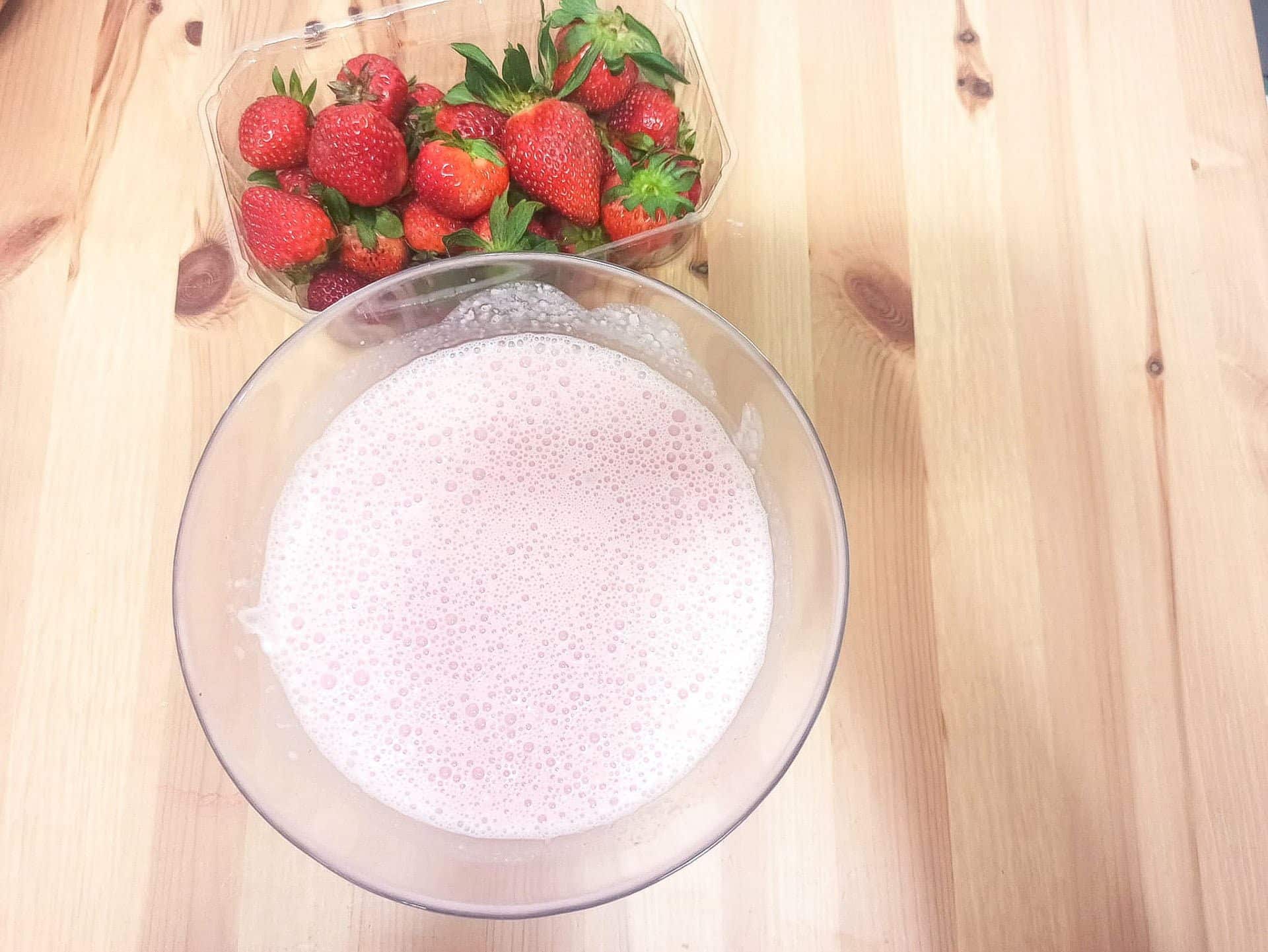 Ciasto truskawkowe ptasie mleczko