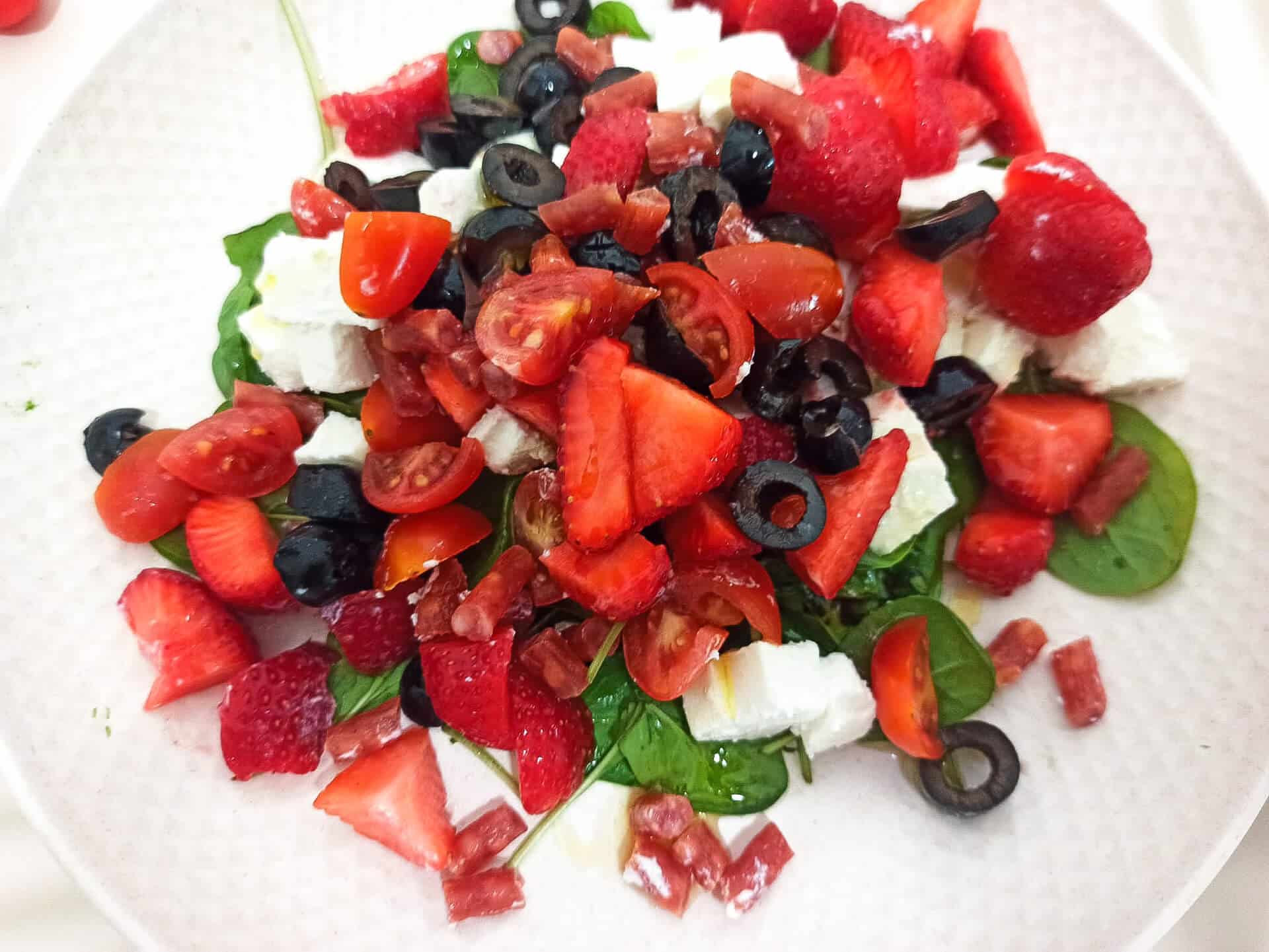 Sałatka z truskawkami i kabanosem