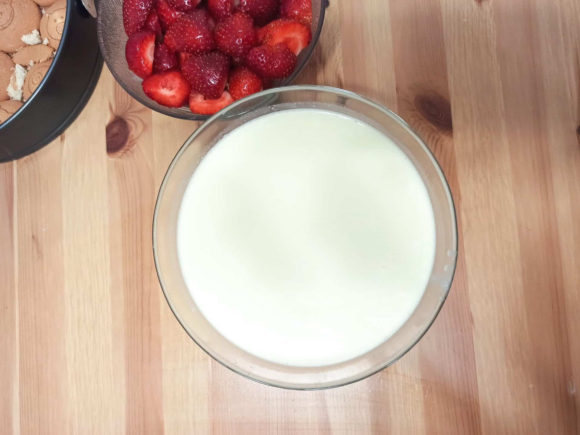 Sernik na zimno z truskawkami