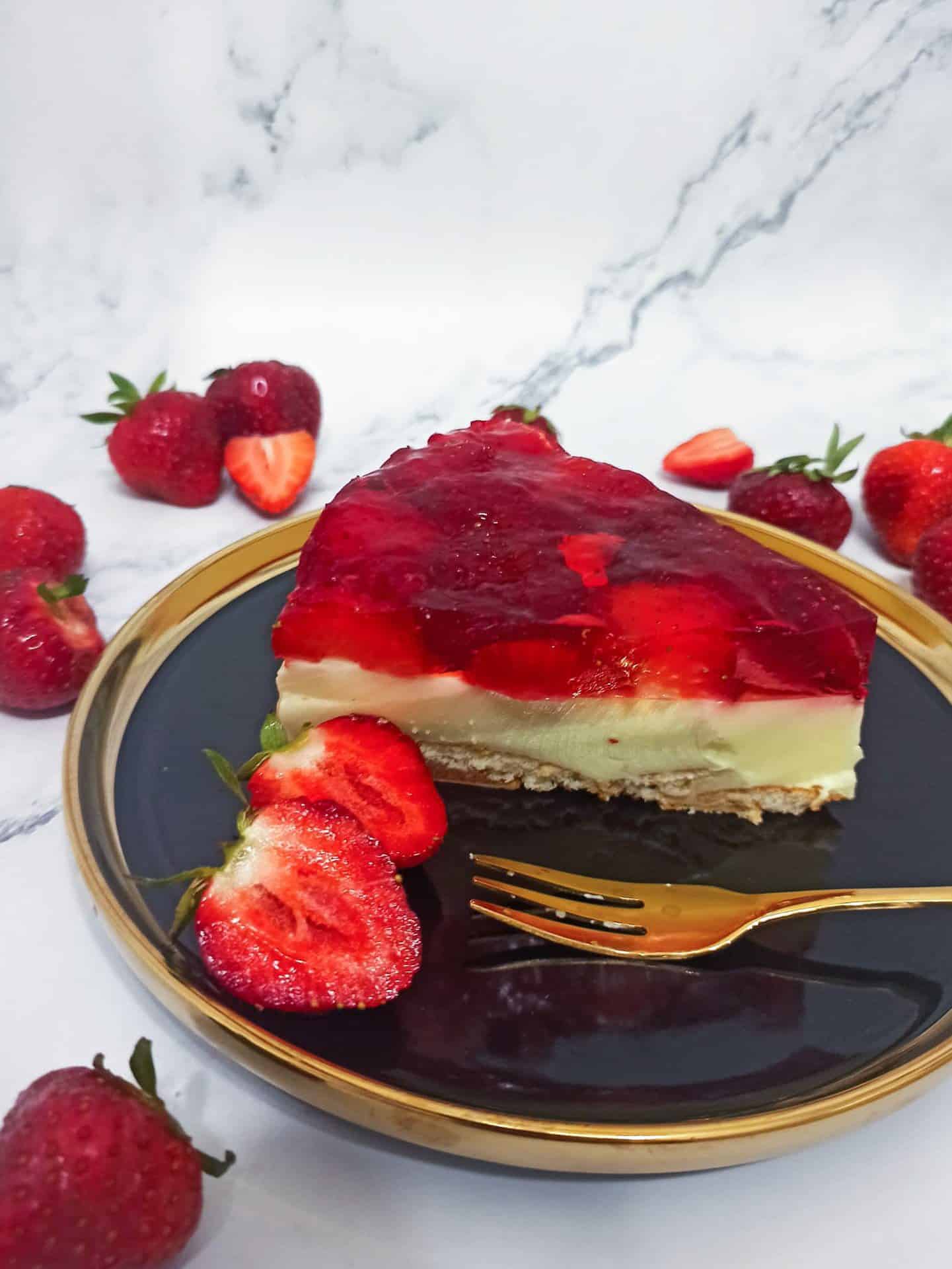 Sernik na zimno z truskawkami