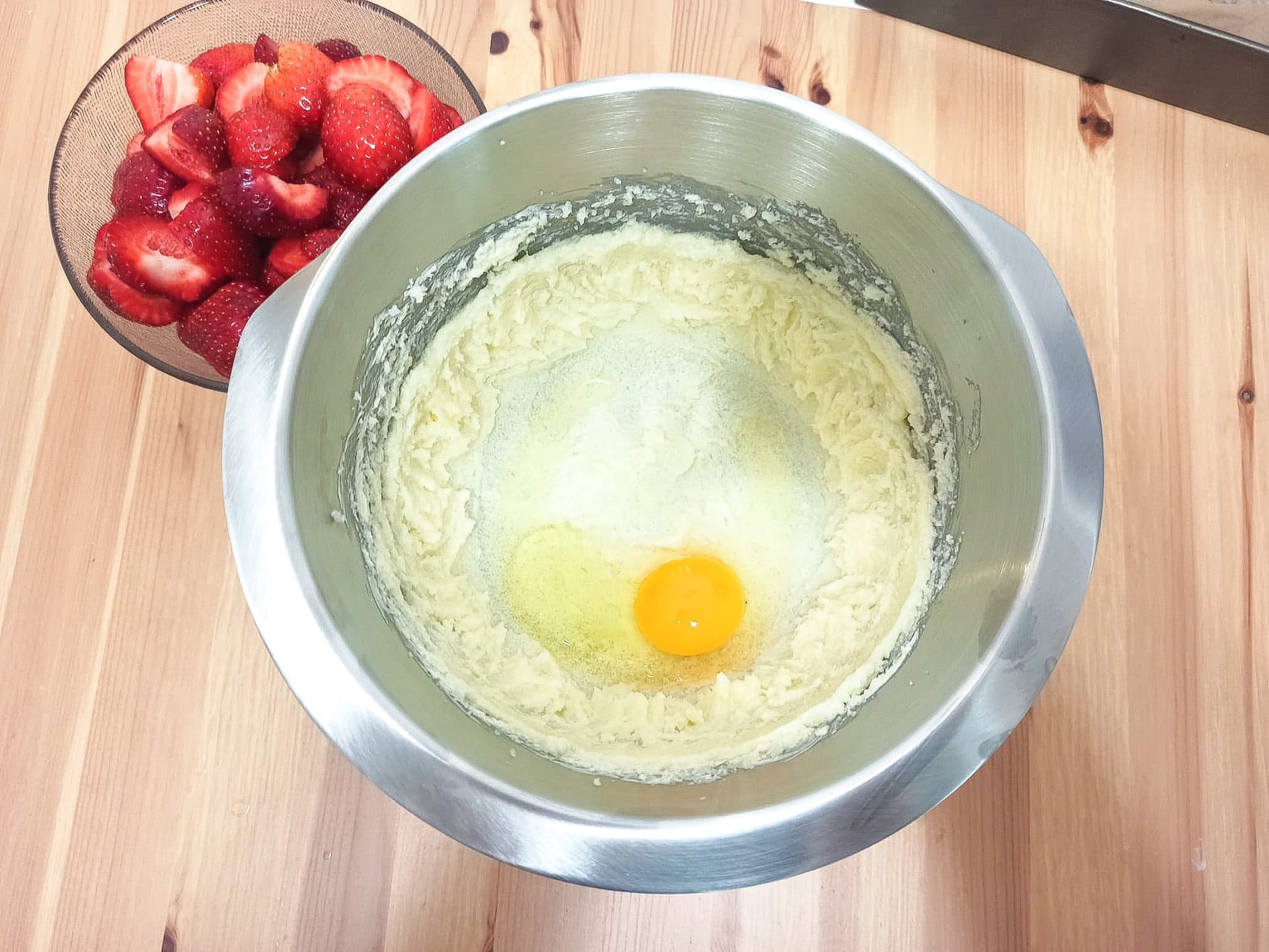 Ciasto ucierane z truskawkami