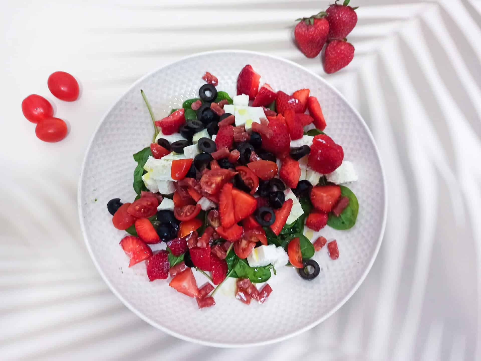 Sałatka z truskawkami i kabanosem