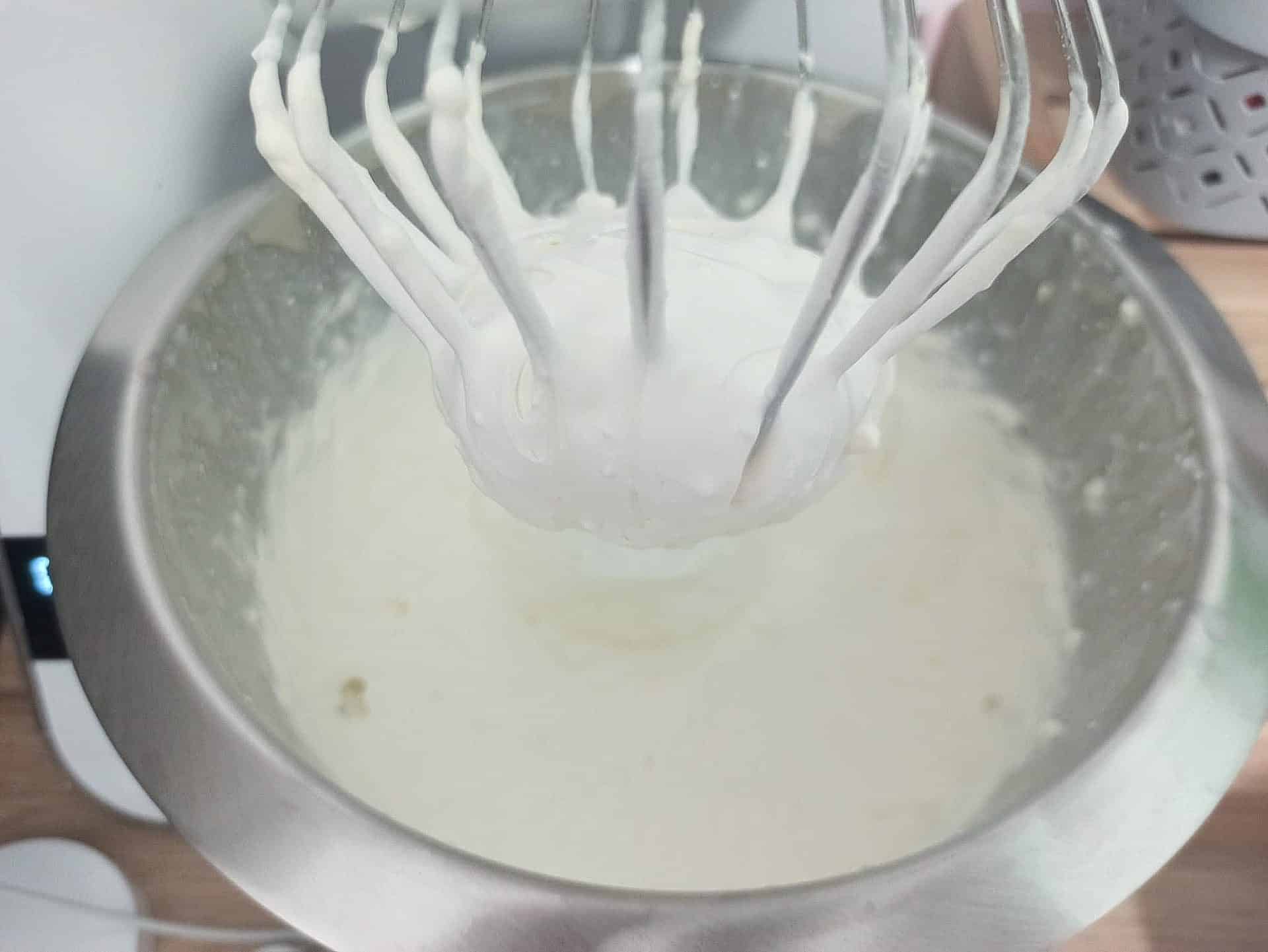 Tarta z truskawkami i kremem mascarpone