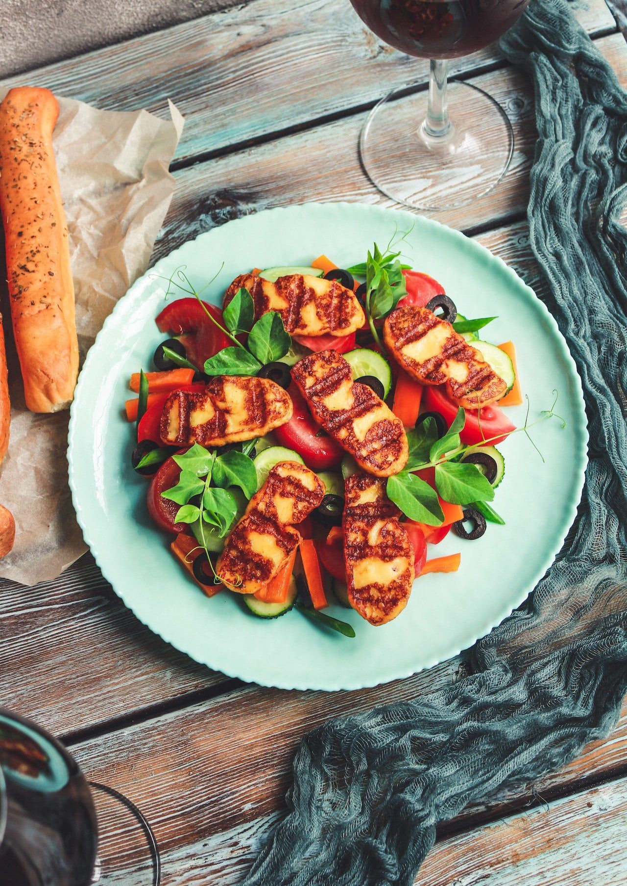 Sałatka z grillowanym halloumi i warzywami