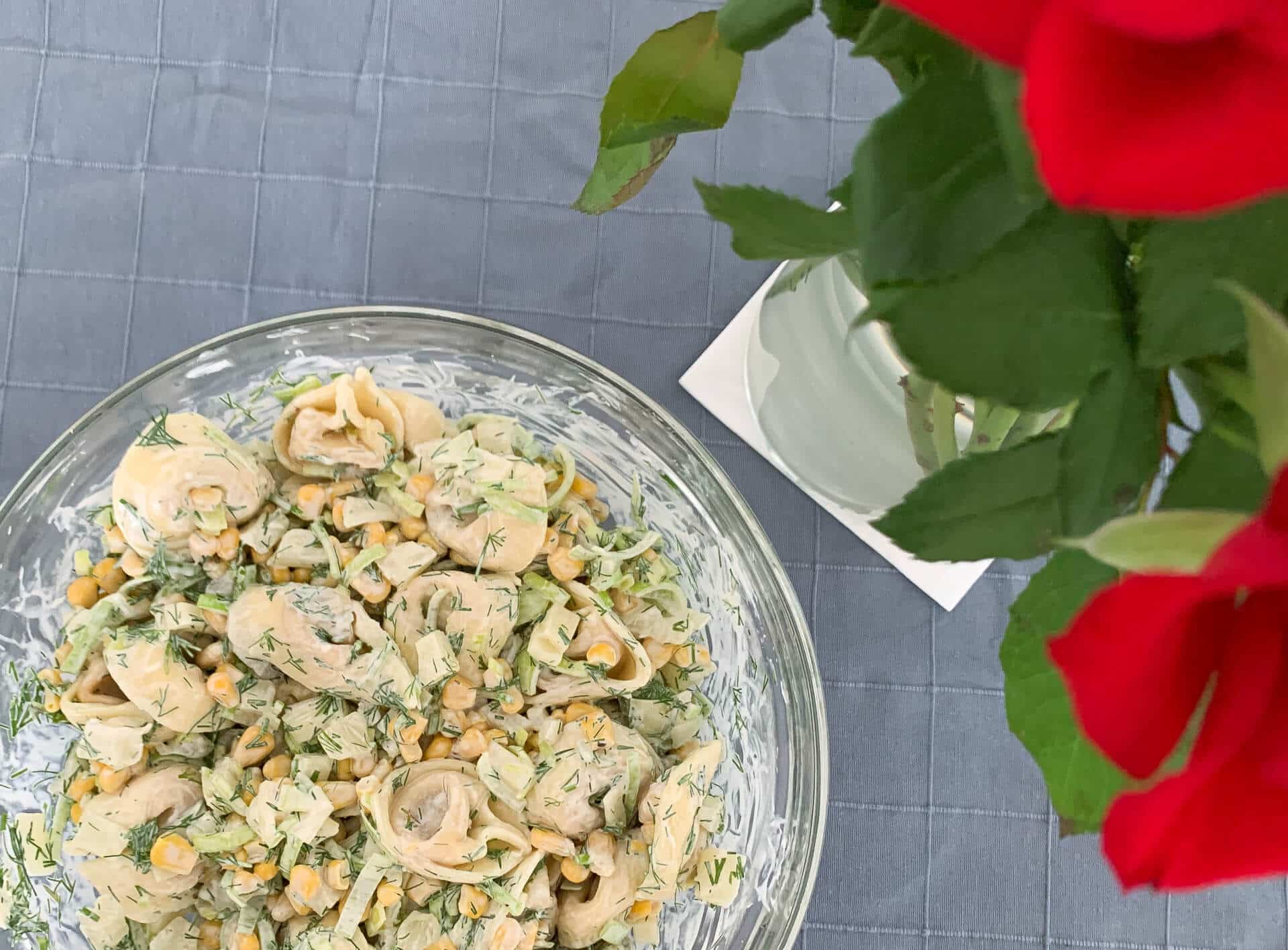 Sałatka z tortellini i kukurydzą