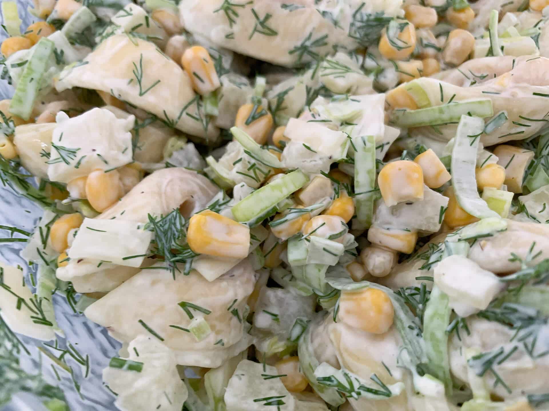 Sałatka z tortellini i kukurydzą