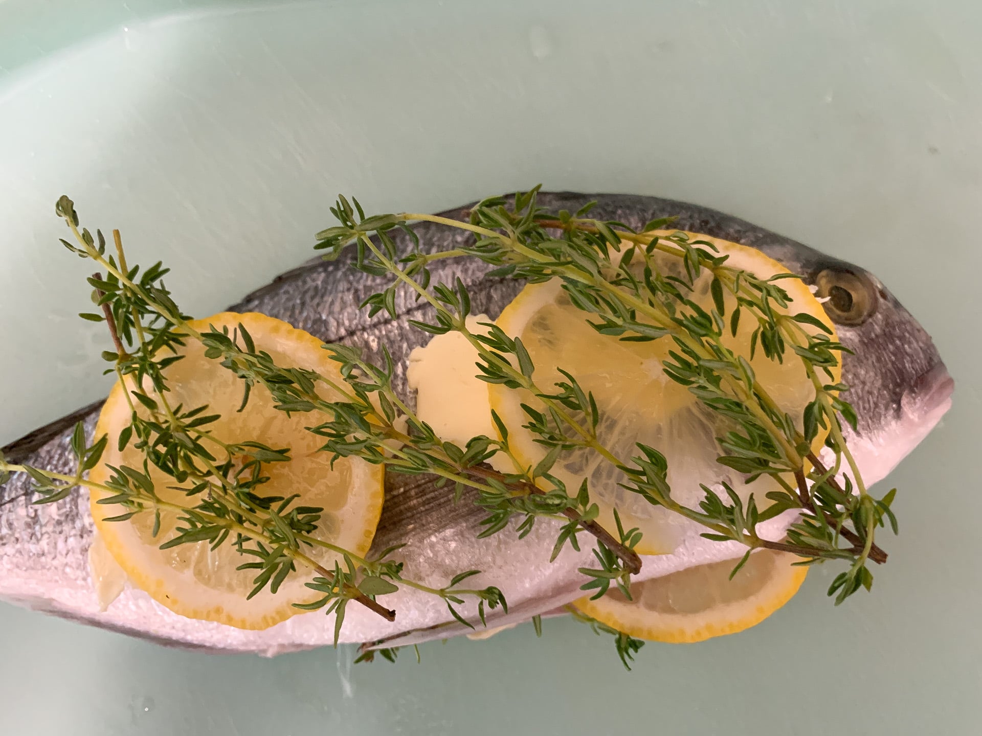 Pieczona dorada z tymiankiem