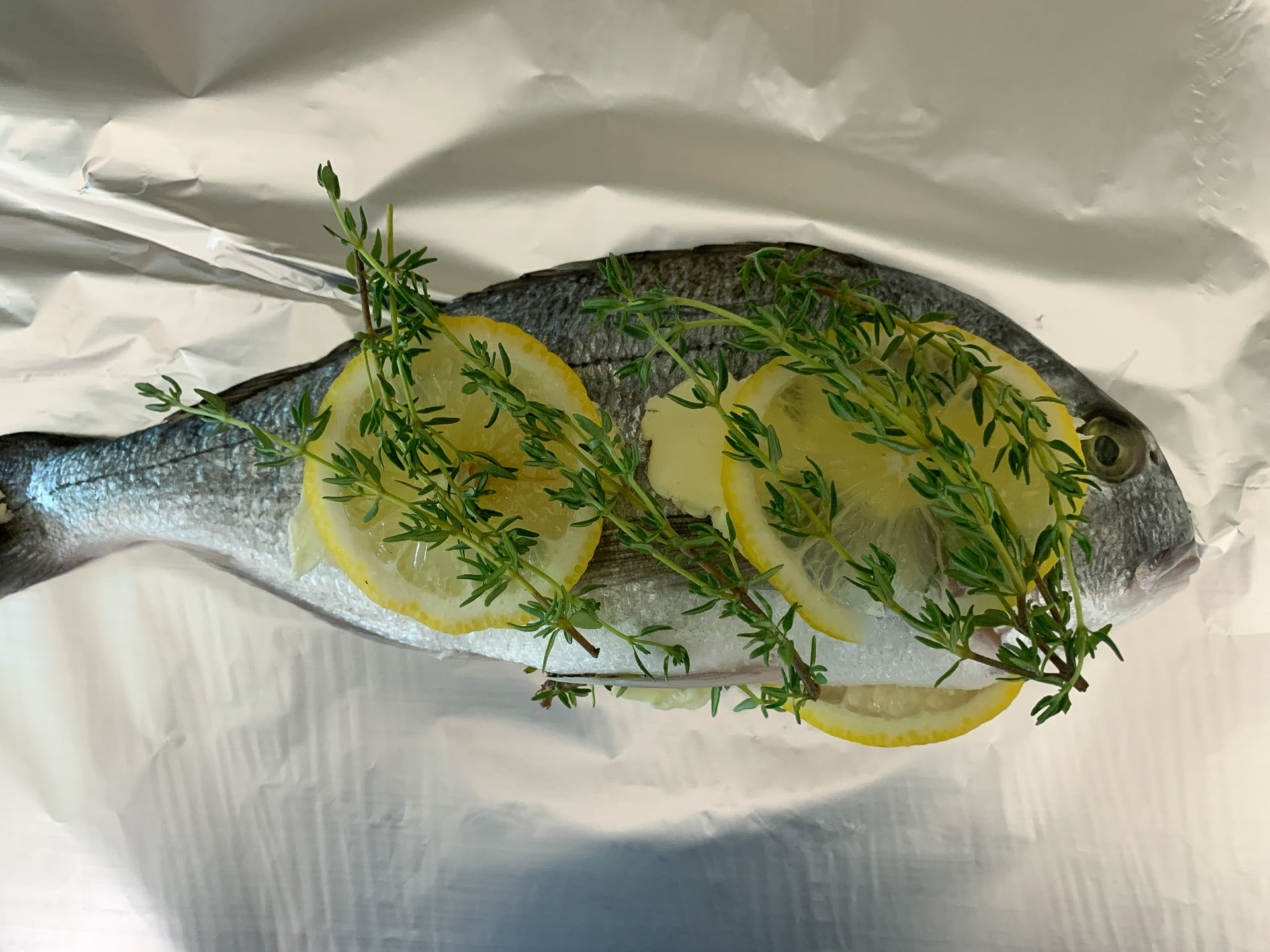 Pieczona dorada z tymiankiem