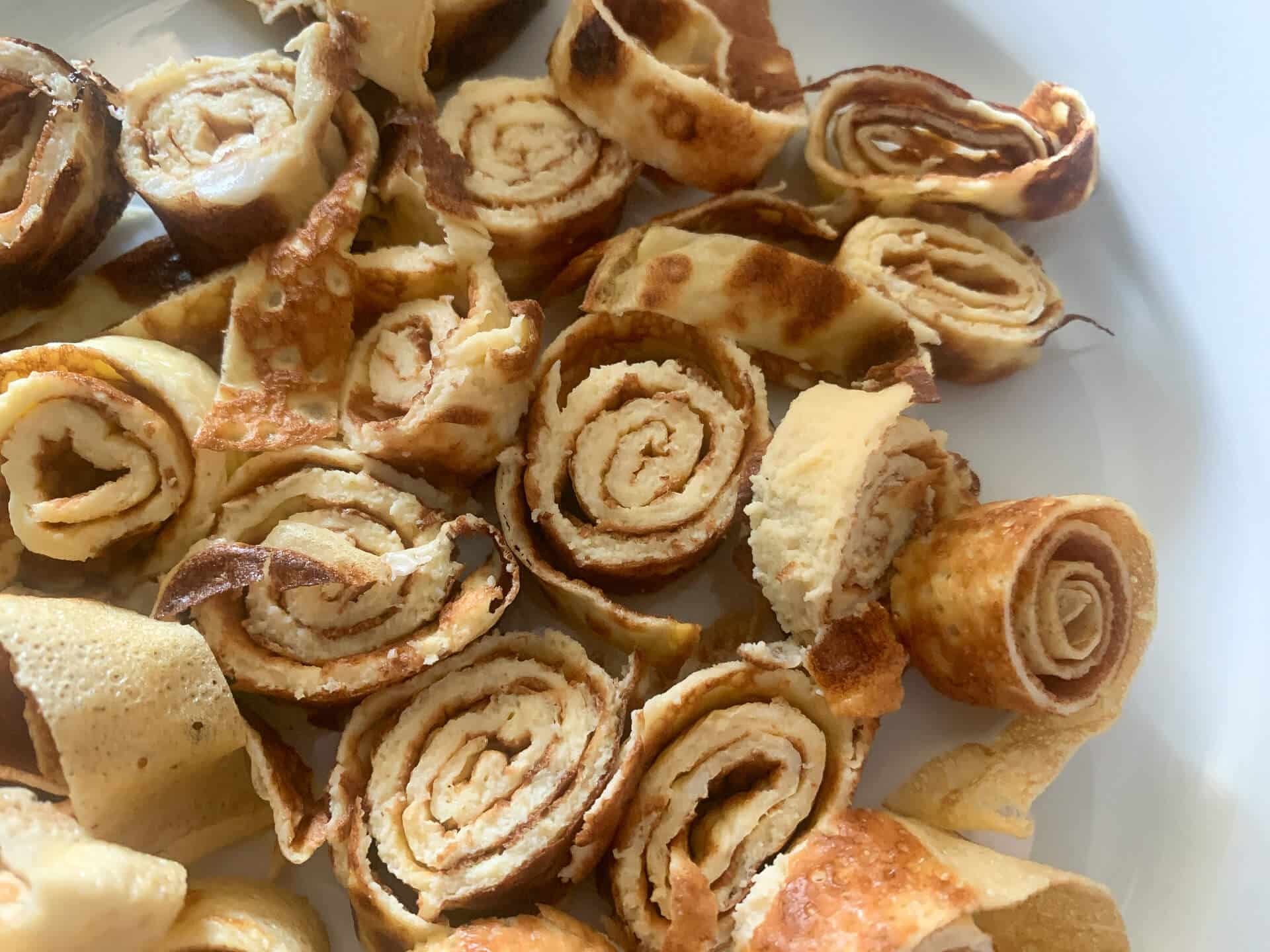 Keto śniadanie - tagliatelle naleśnikowe z owocami