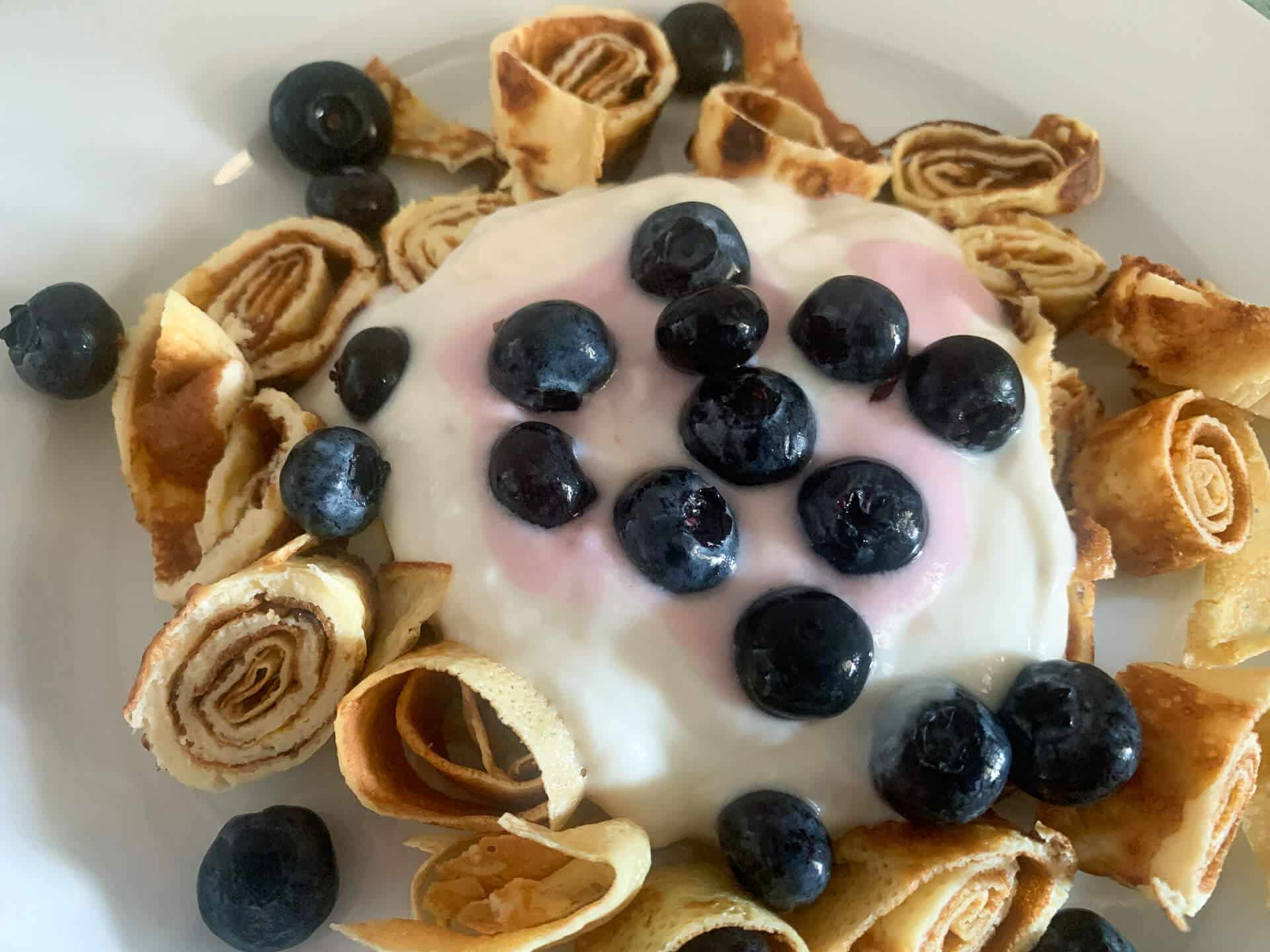 Keto śniadanie - tagliatelle naleśnikowe z owocami
