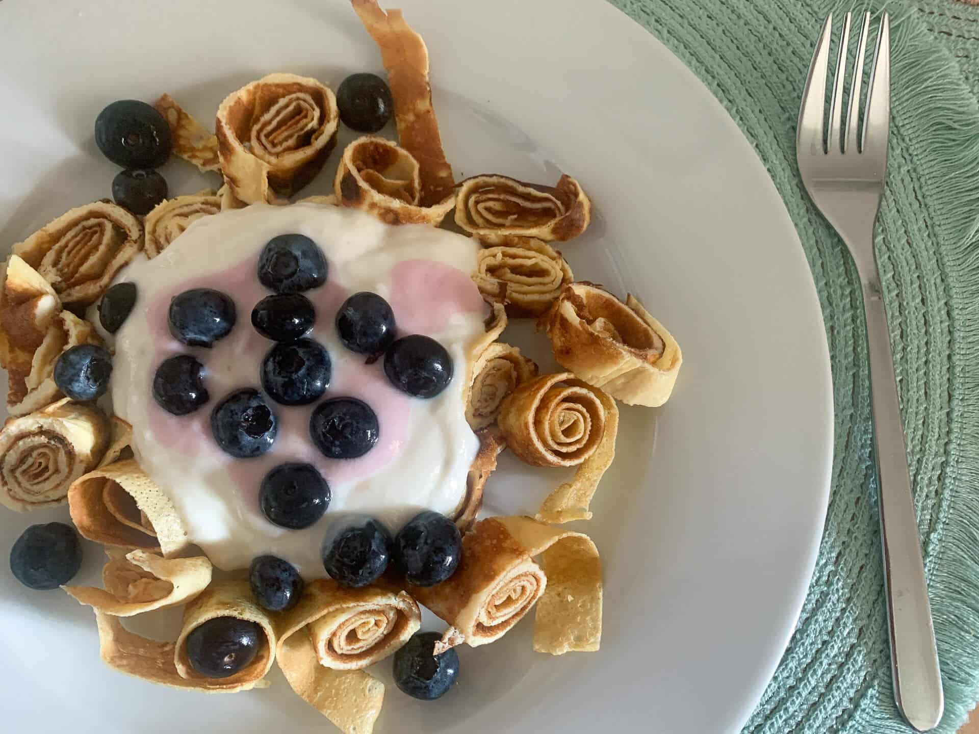 Keto śniadanie - tagliatelle naleśnikowe z owocami