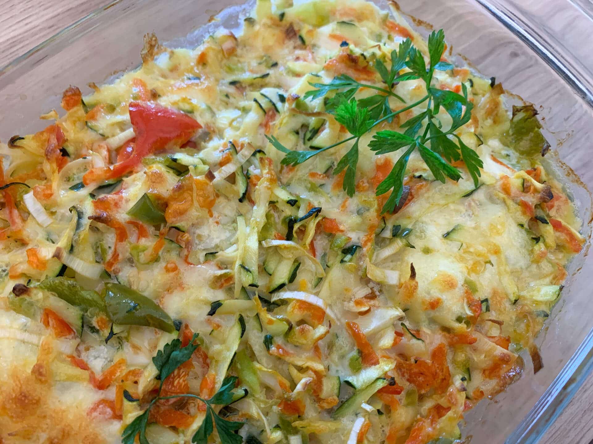 Keto kurczak zapiekany z warzywami i mozzarellą