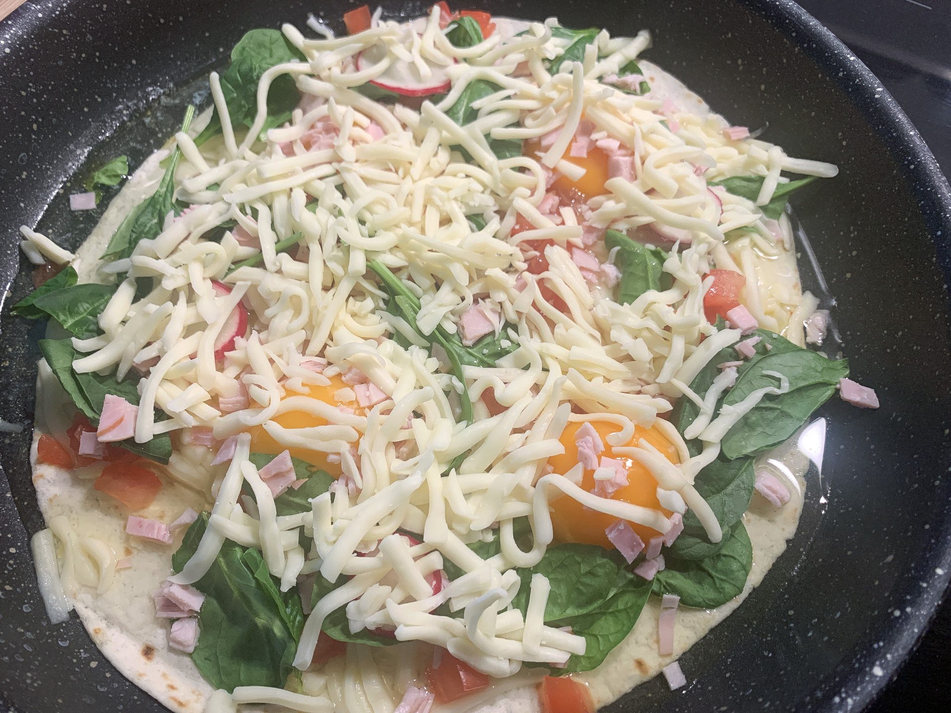 Smażona tortilla z serem żółtym