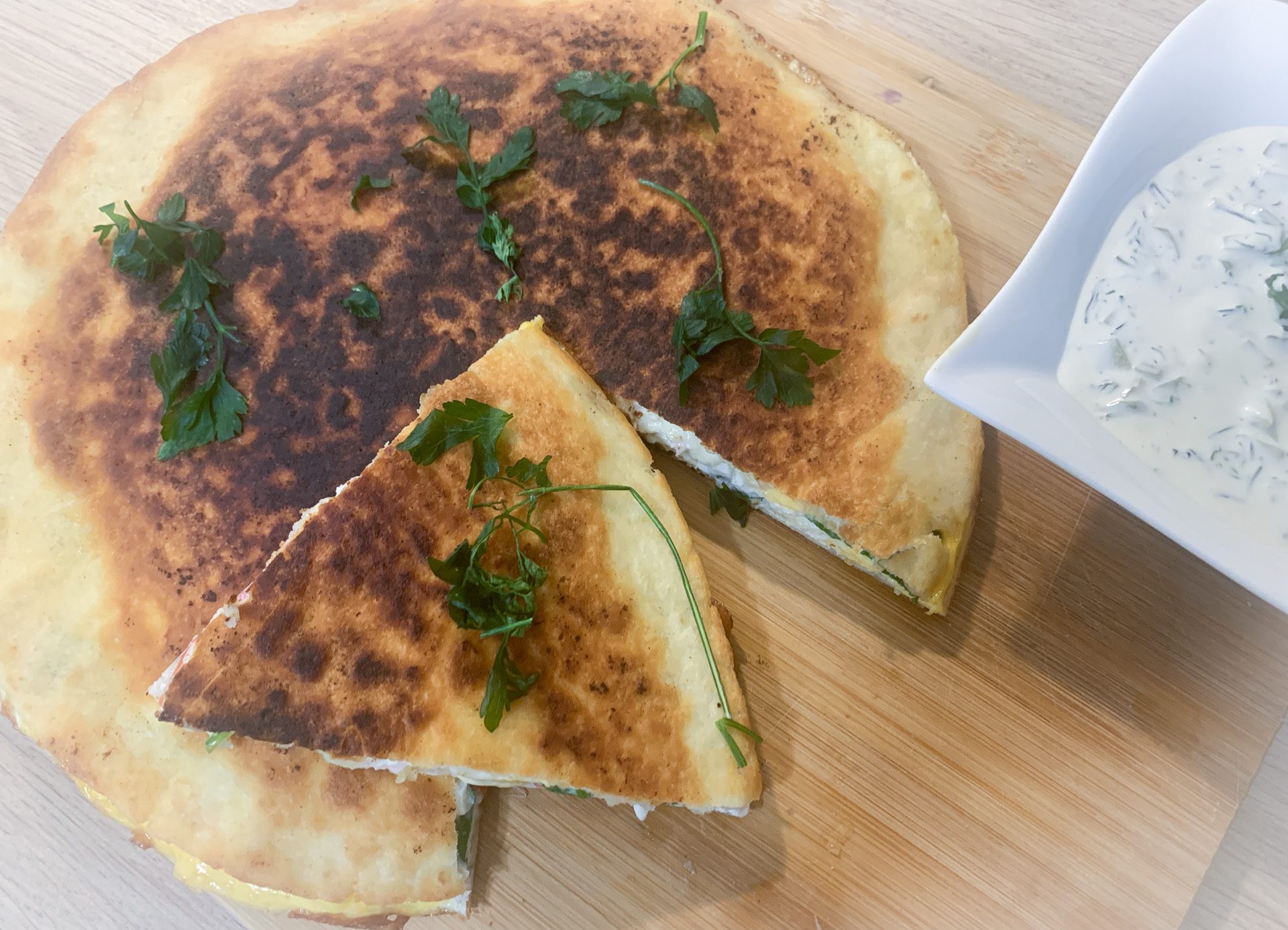 Smażona tortilla z serem żółtym