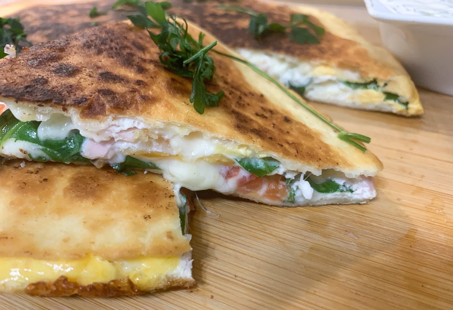 Smażona tortilla z serem żółtym