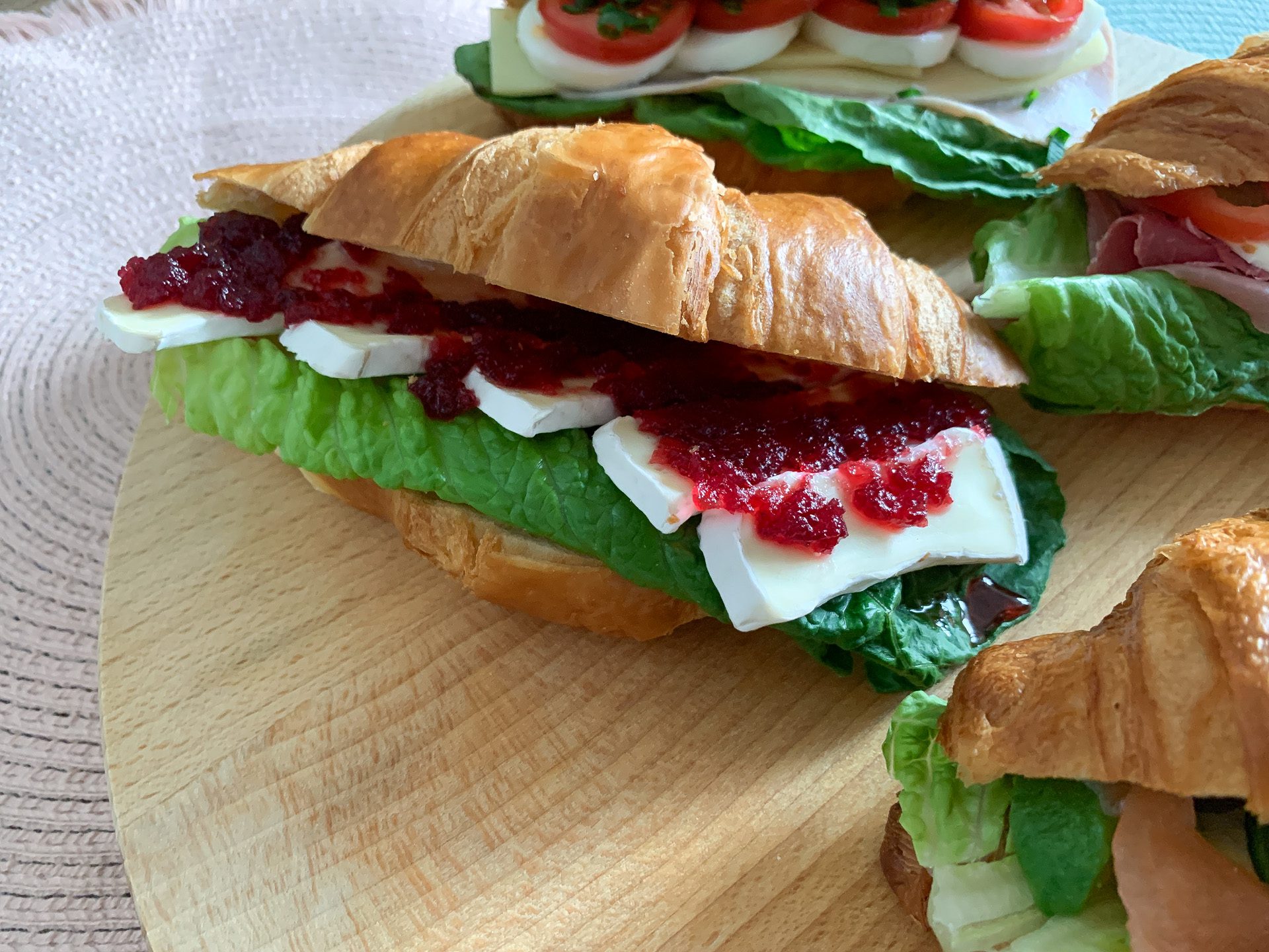 Croissant z camembertem